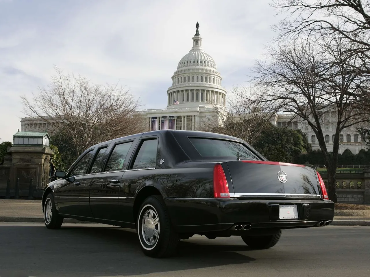 Cadillac DTS Limousine (2006) – zadní tříčtvrteční pohled
