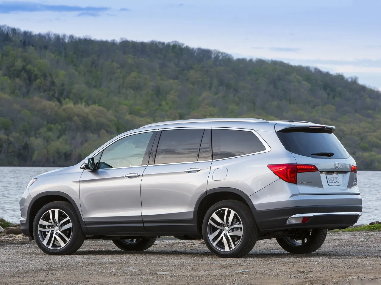 Honda Pilot (2016) – zadní tříčtvrteční pohled