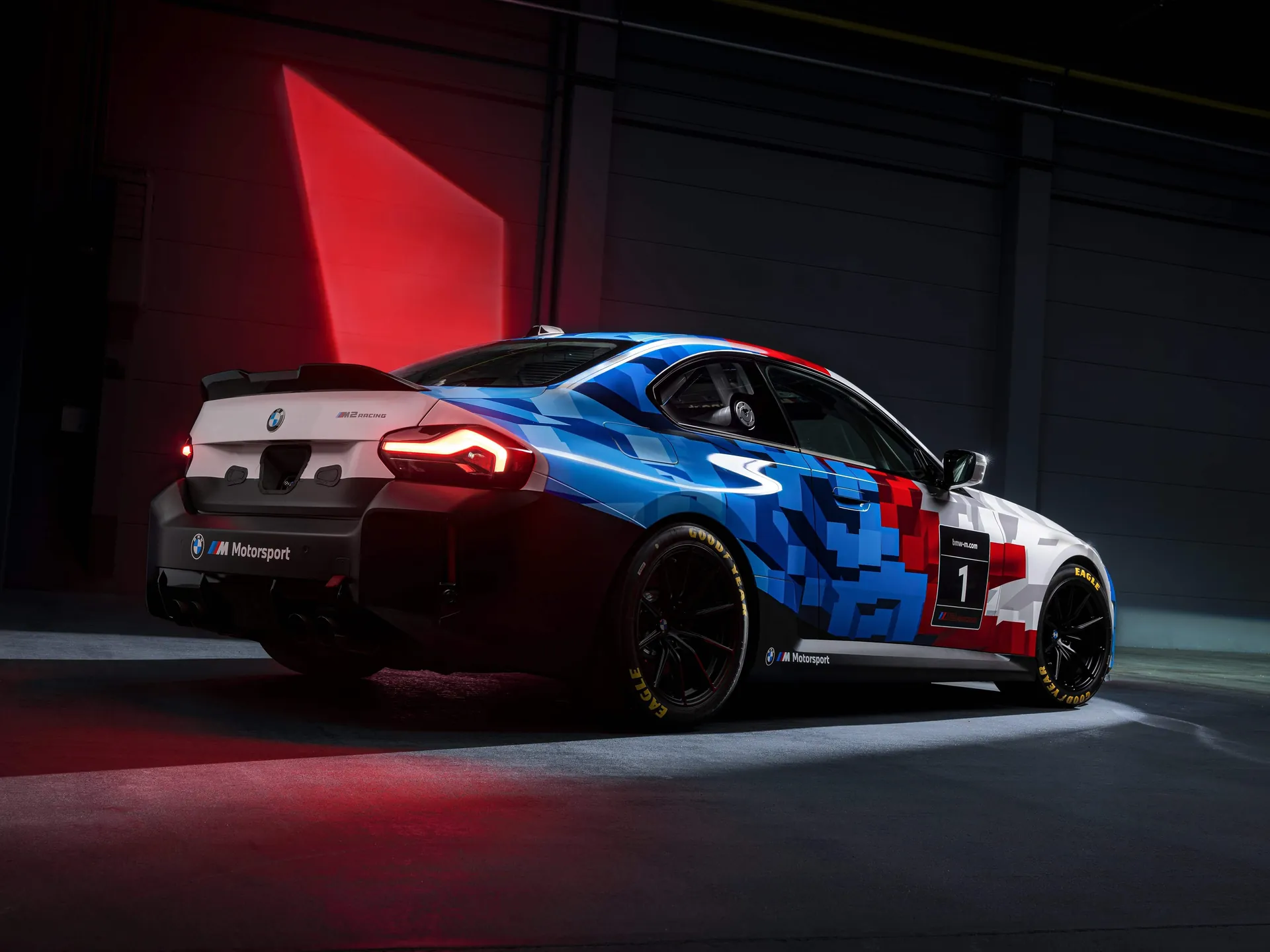 BMW M2 Racing (2026) – zadní tříčtvrteční pohled