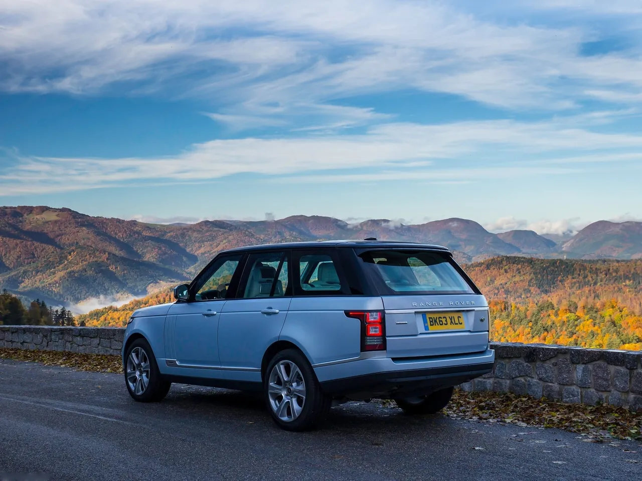 Land Rover Range Rover Hybrid (2015) – zadní tříčtvrteční pohled