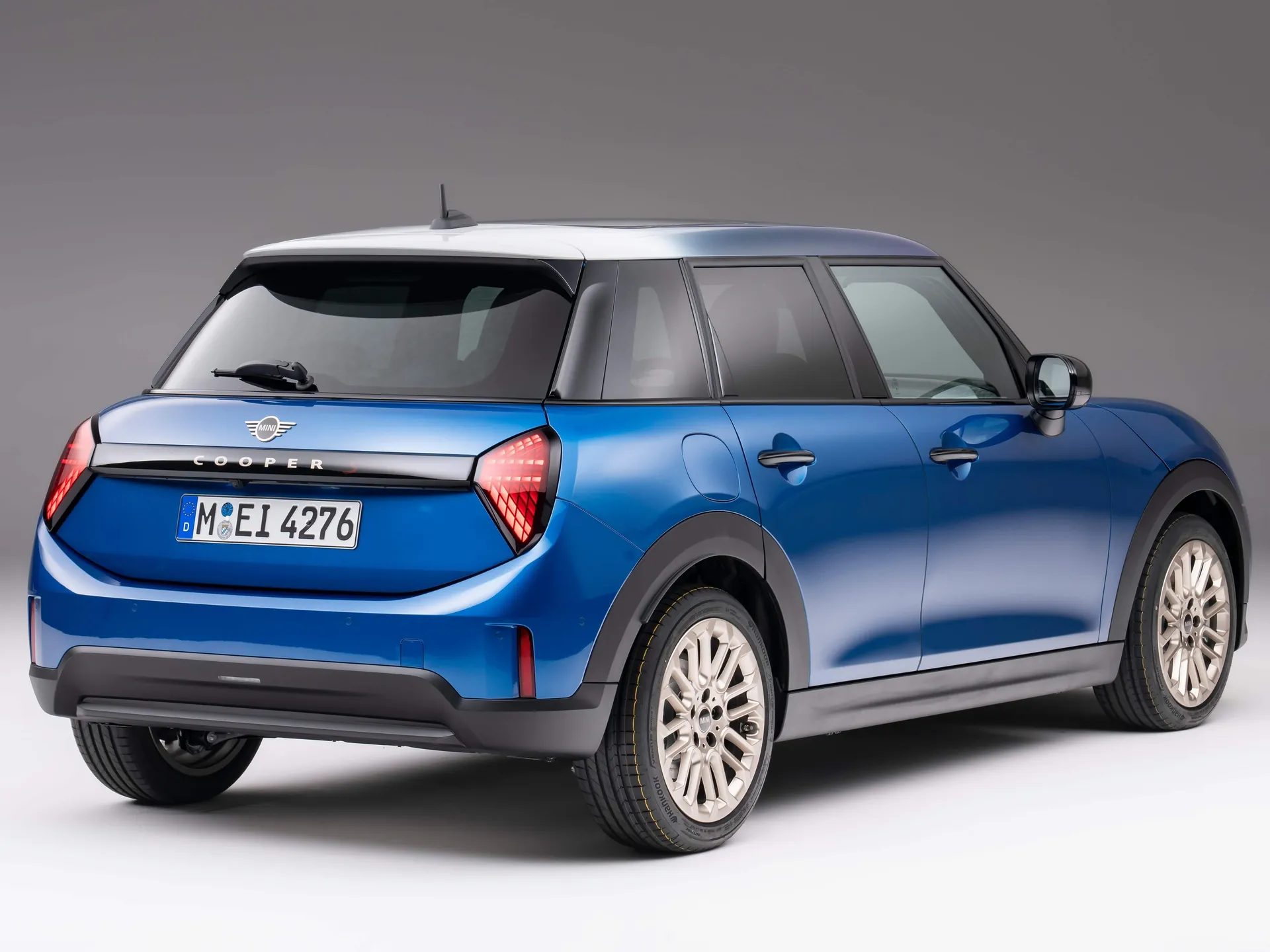Mini Cooper S 5-door (2025) – zadní tříčtvrteční pohled