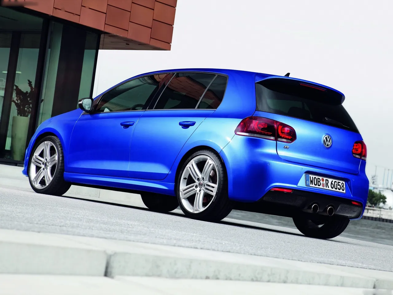Volkswagen Golf R (2010) - Rear Three-Quarter