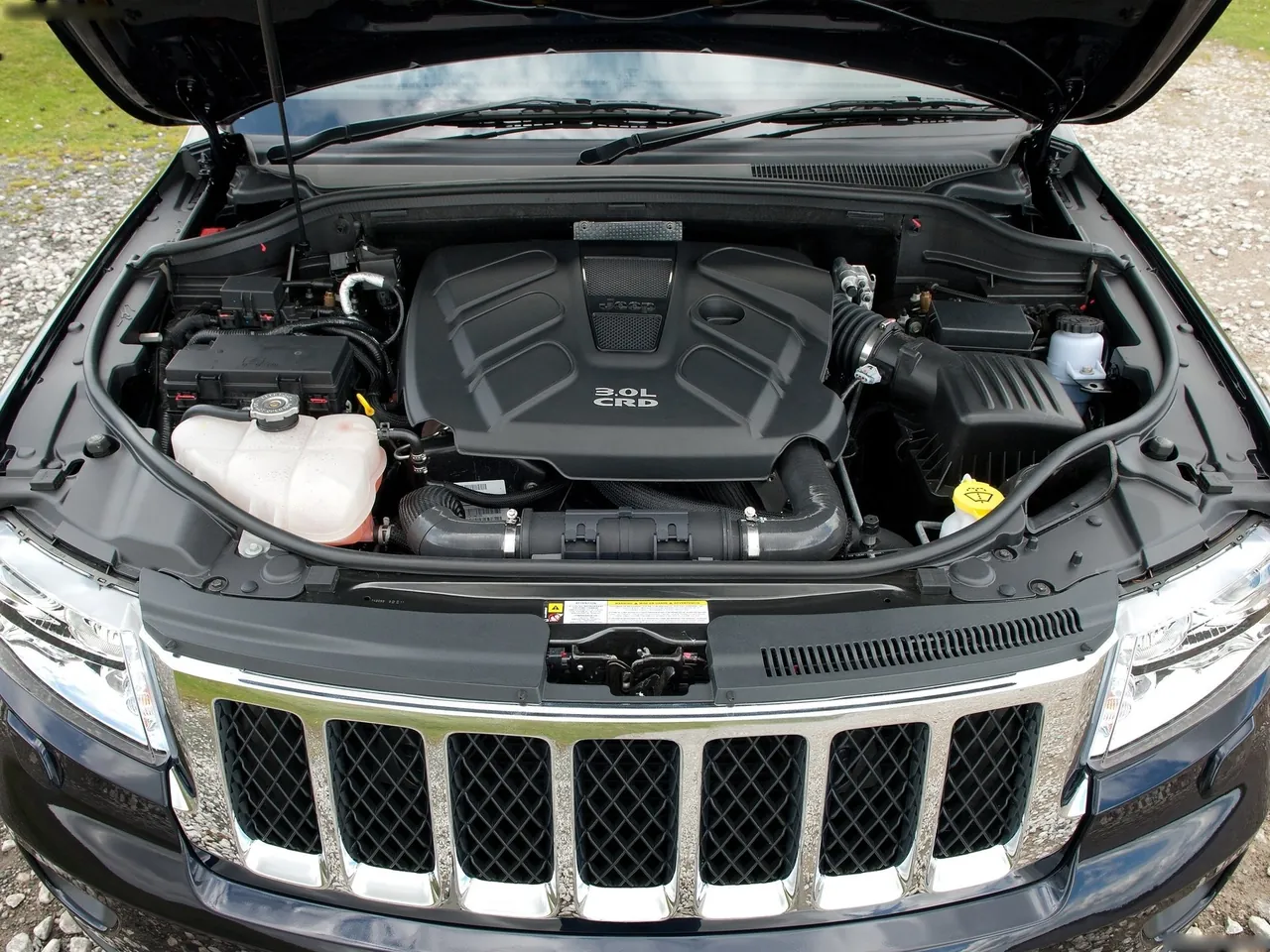 Jeep Grand Cherokee [UK] (2011) – motorový prostor