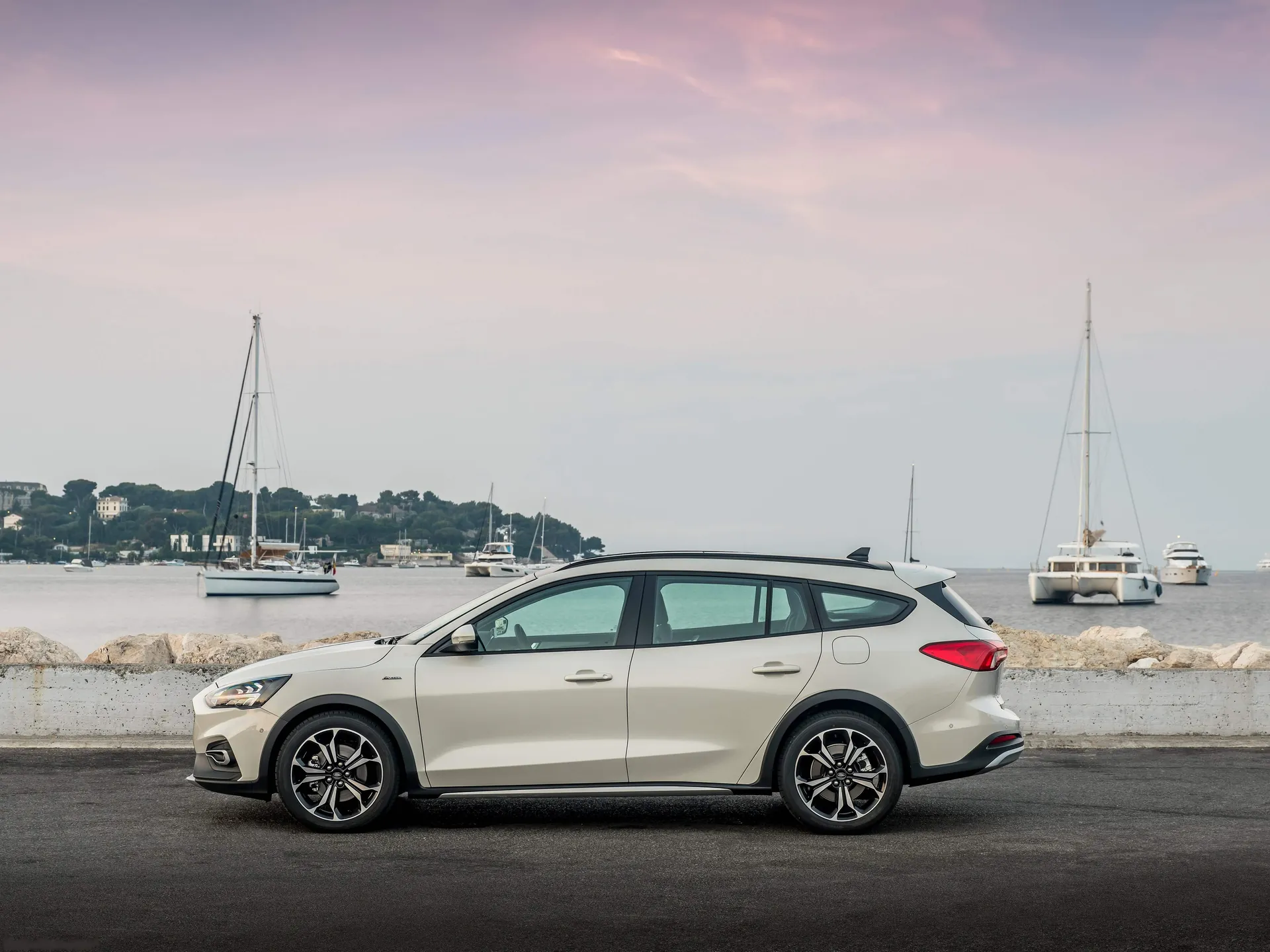 Ford Focus Active Wagon (2019) – boční profil