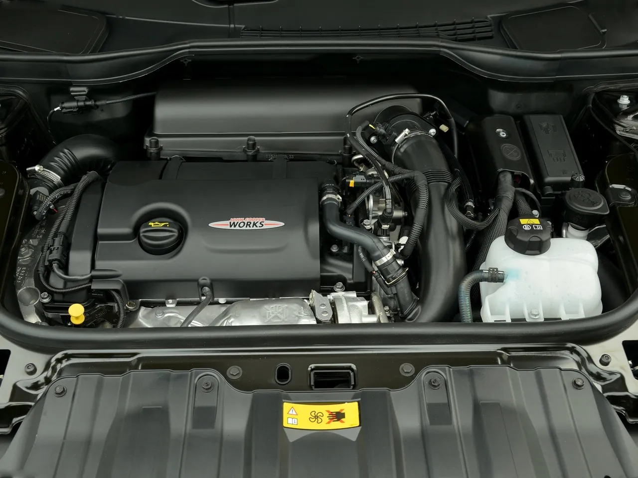 Mini Paceman John Cooper Works (2015) – motorový prostor