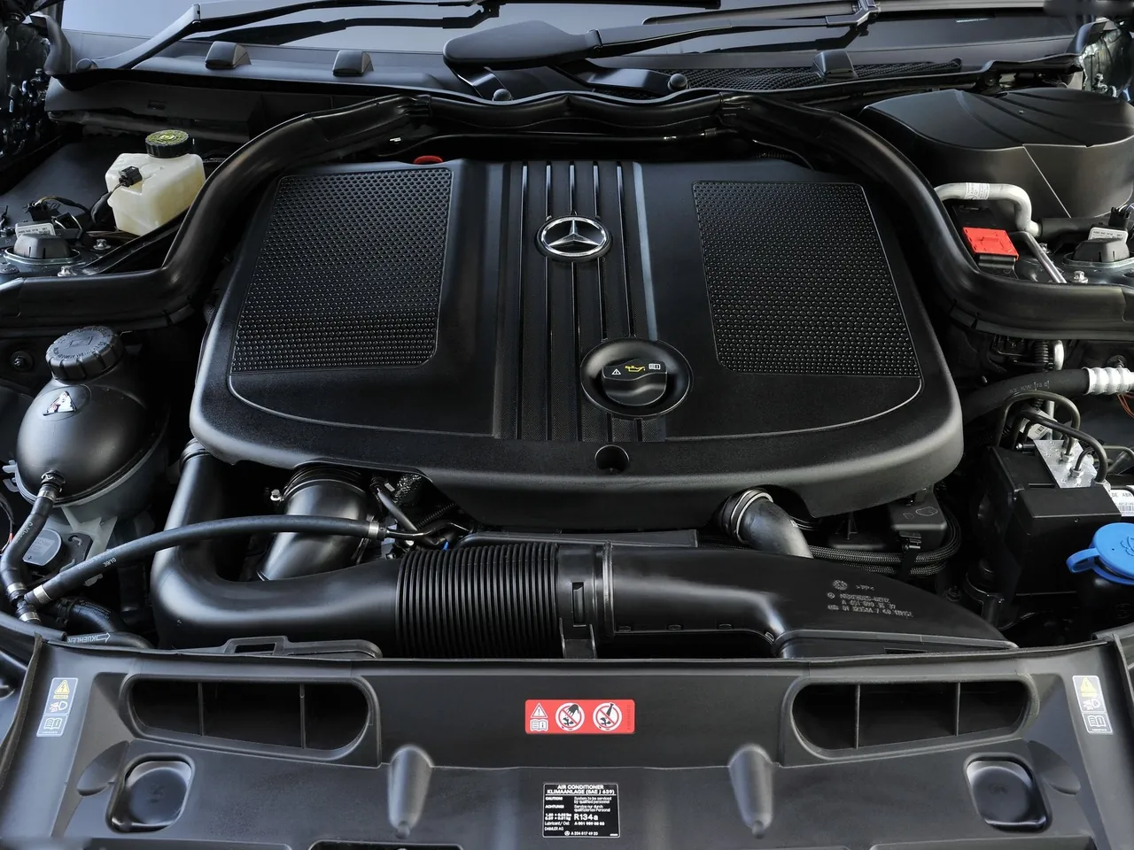 Mercedes-Benz C-Class [UK] (2012) – motorový prostor