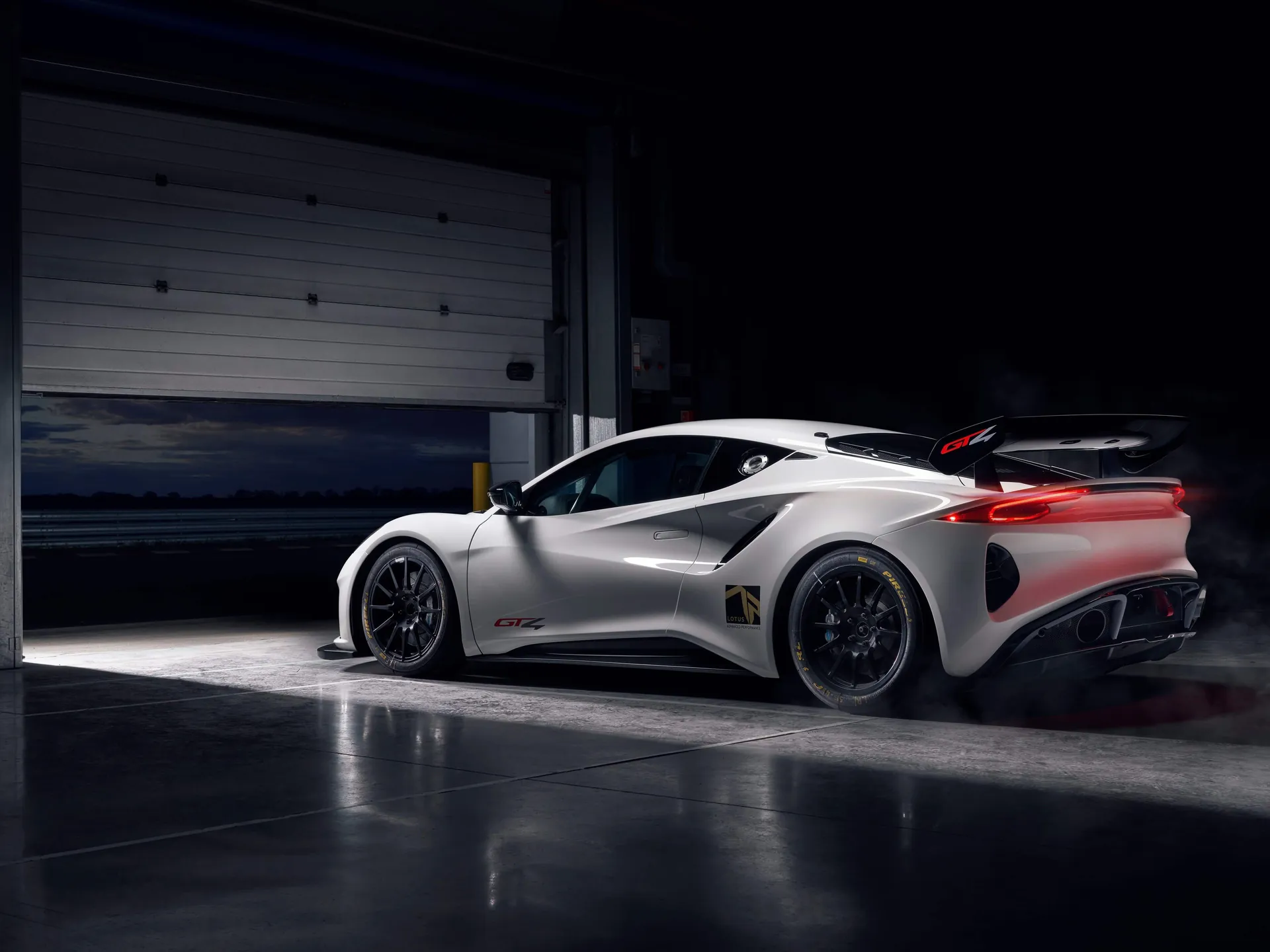 Lotus Emira GT4 (2023) – zadní tříčtvrteční pohled