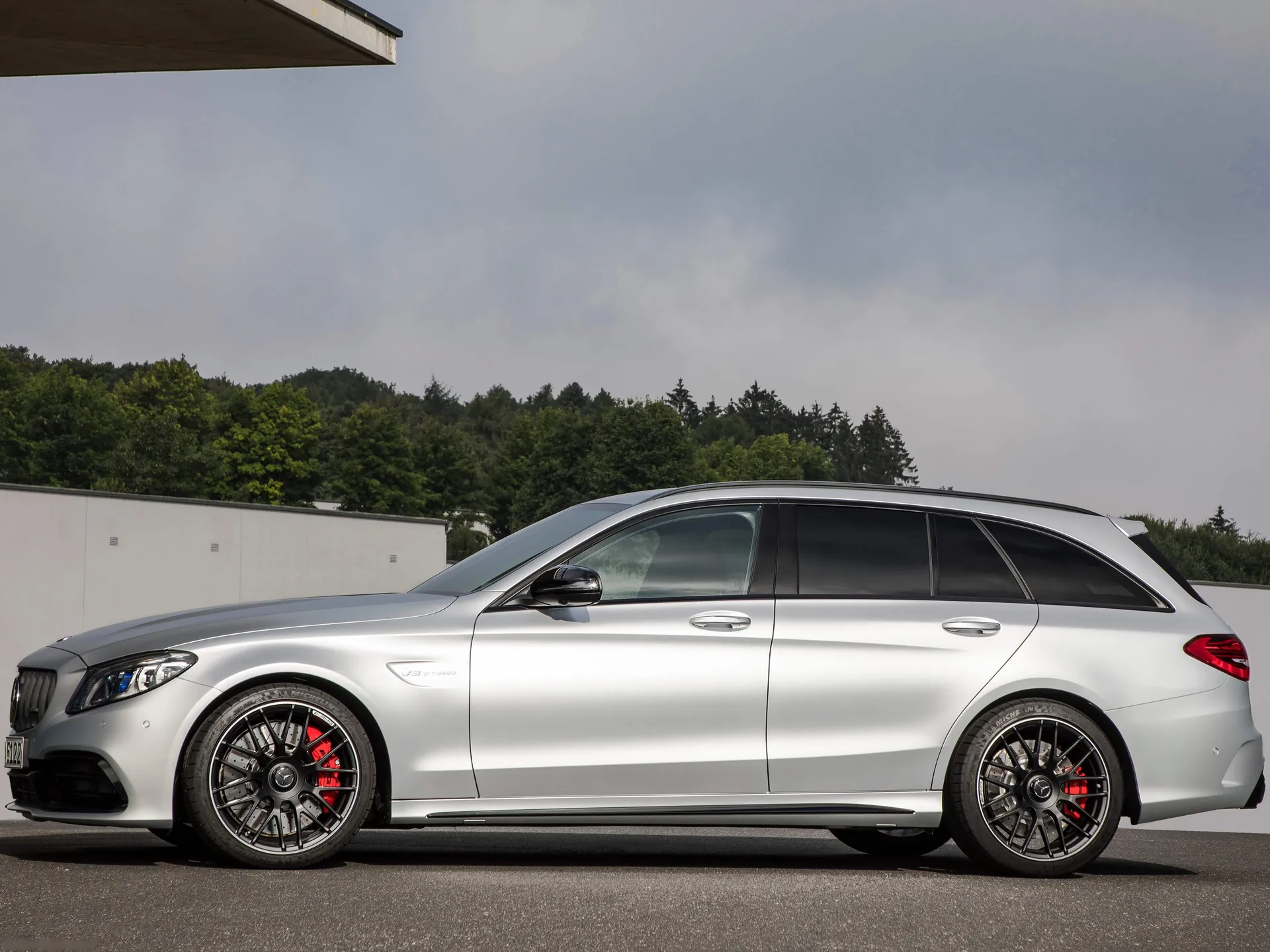 Mercedes-Benz C63 S AMG Estate (2019) – boční profil