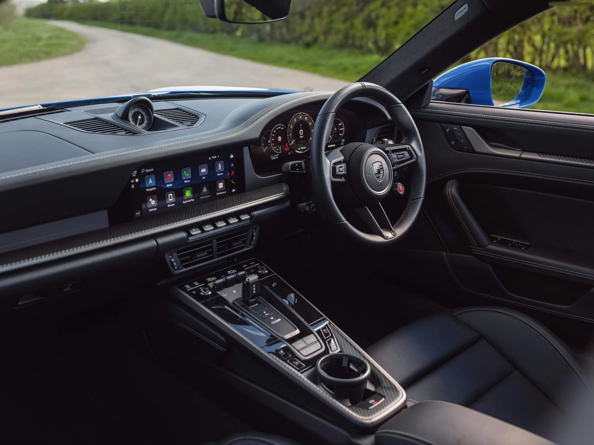 Porsche 911 Turbo S [UK] (2026) – interiér