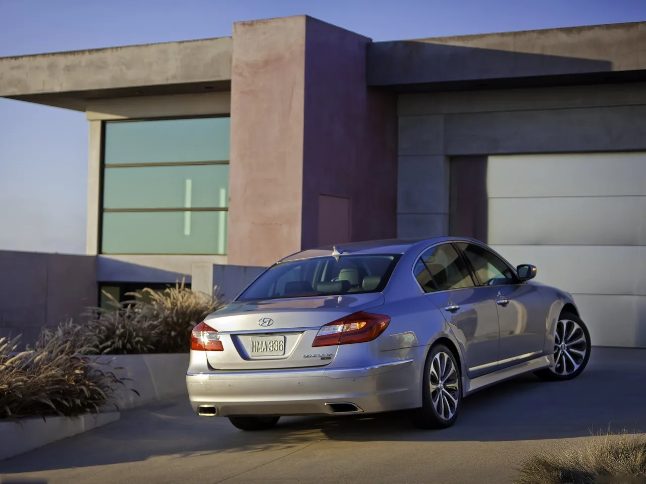 Hyundai Genesis (2012) – zadní tříčtvrteční pohled