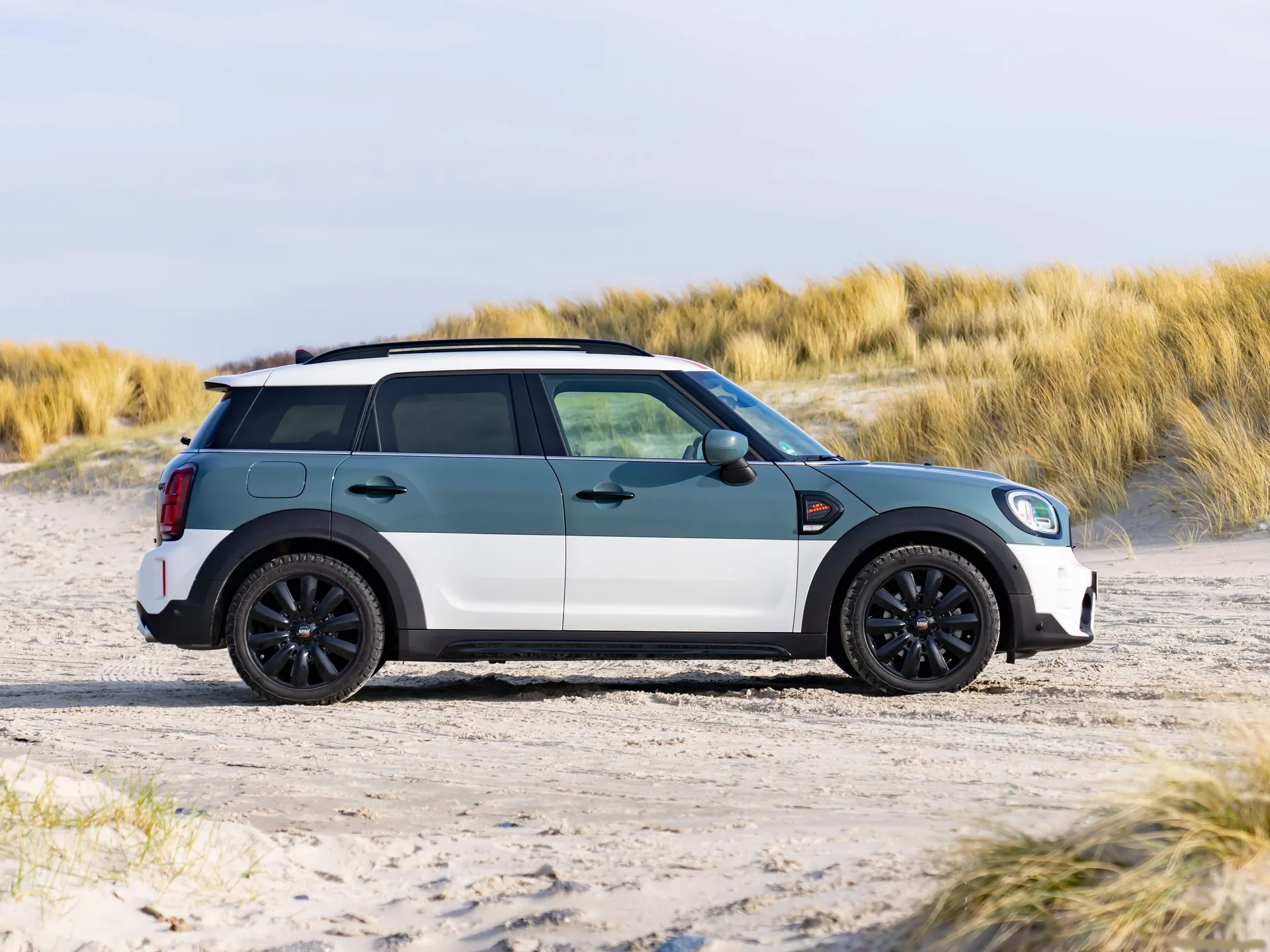 Mini Countryman Cooper S ALL4 Uncharted Edition (2023) – boční profil