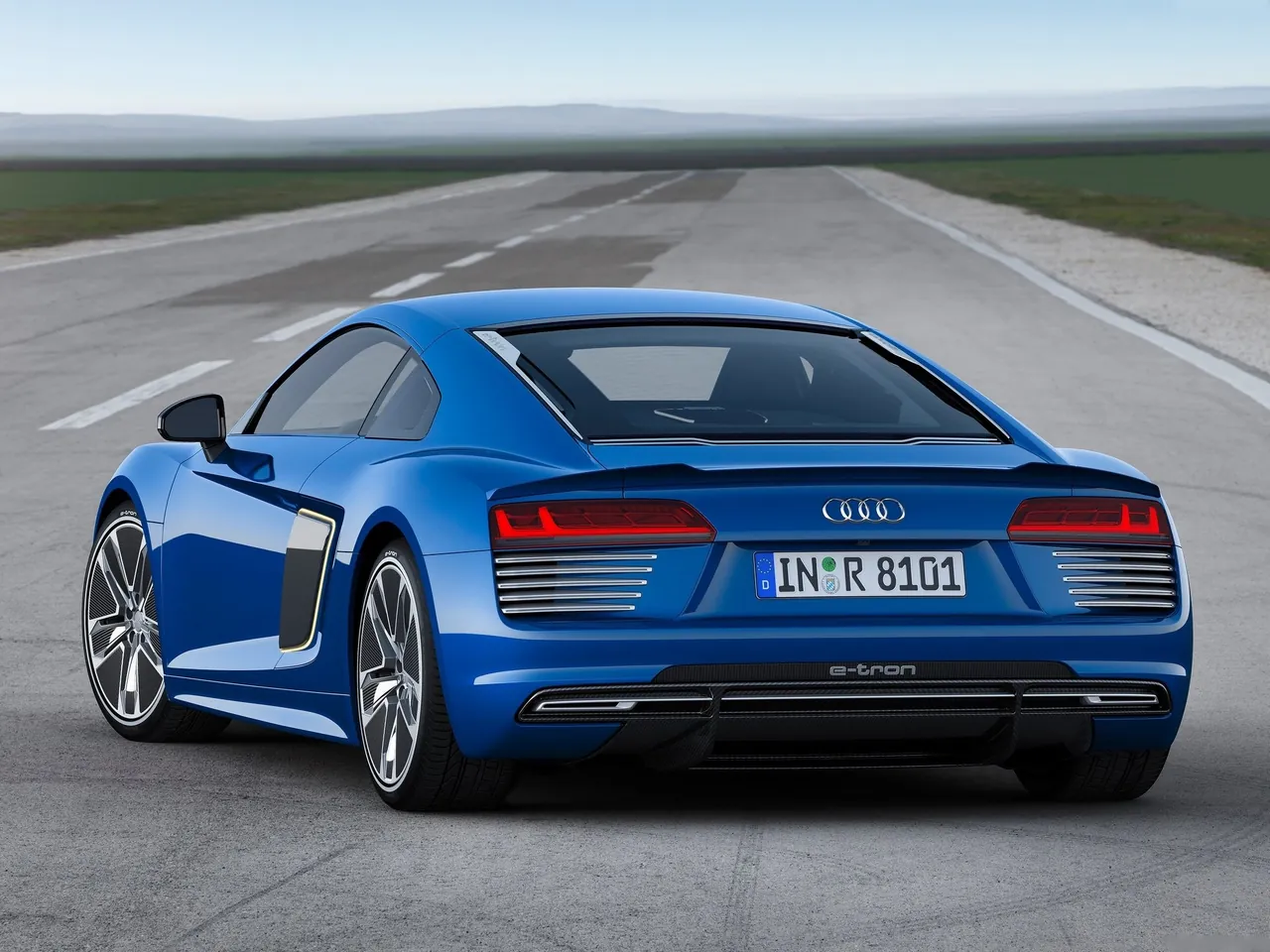 Audi R8 e-tron (2016) – zadní tříčtvrteční pohled