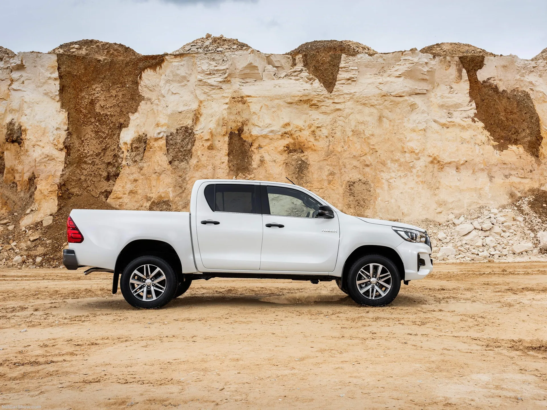 Toyota Hilux Special Edition (2019) - Side Profile