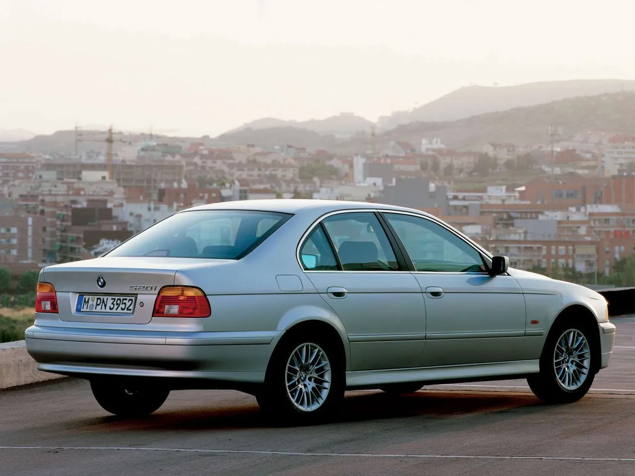 BMW 5 Series (2001) – zadní tříčtvrteční pohled