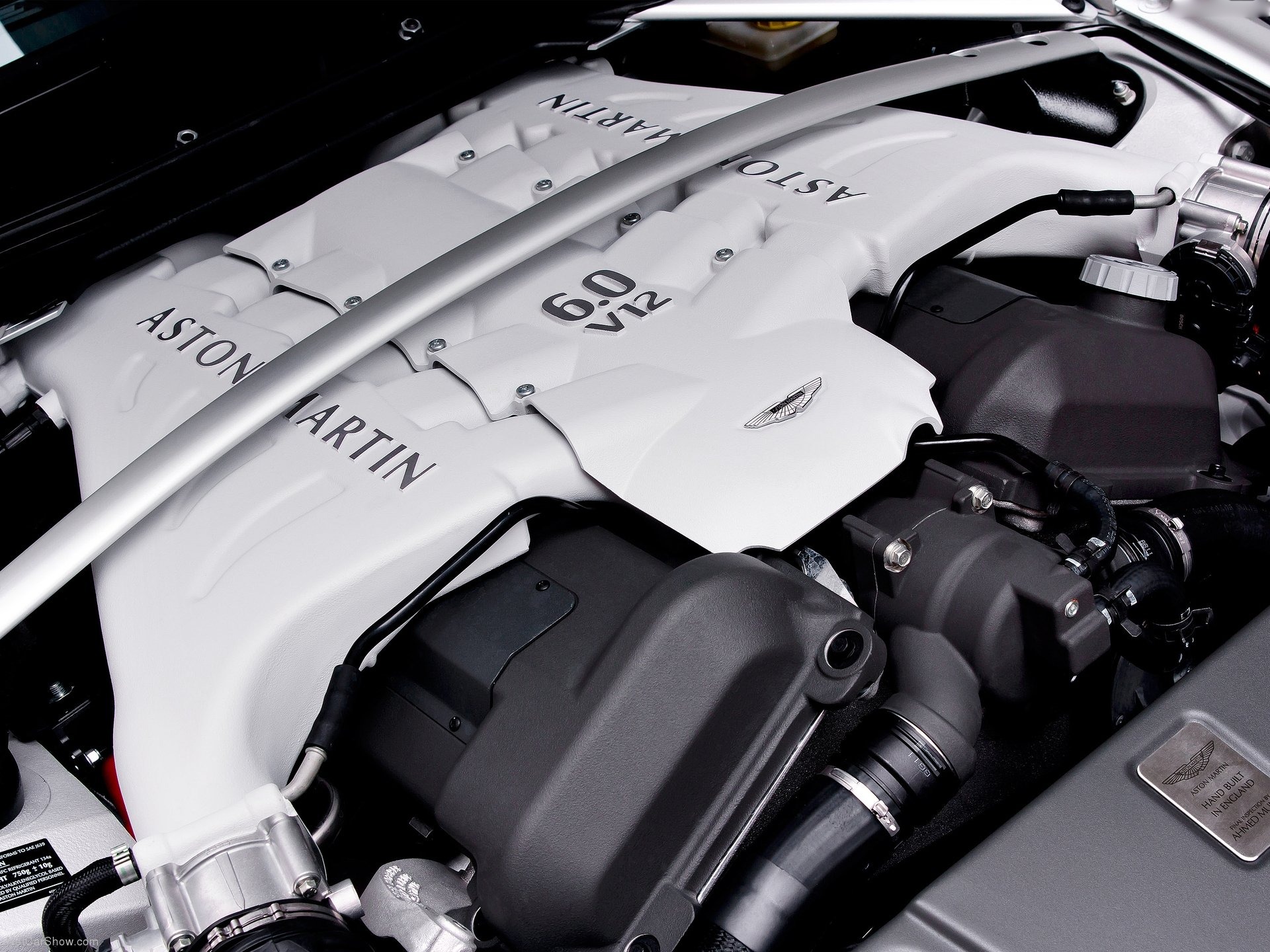 Aston Martin V12 Vantage Roadster (2013) – motorový prostor