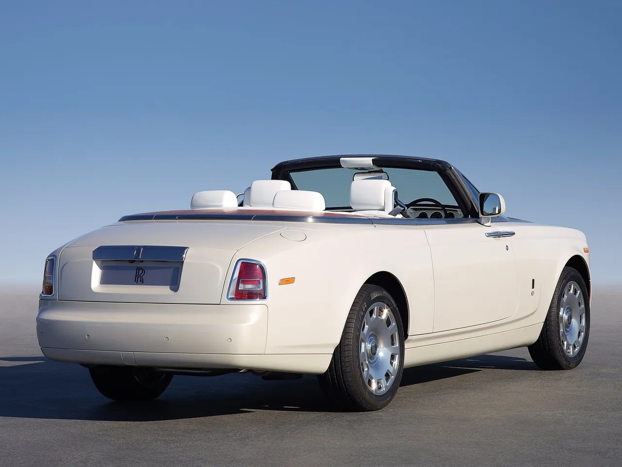 Rolls-Royce Phantom Drophead Coupe (2013) – zadní tříčtvrteční pohled