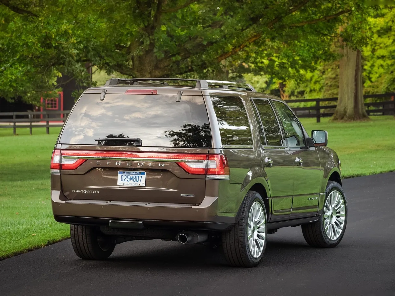 Lincoln Navigator (2015) – zadní tříčtvrteční pohled