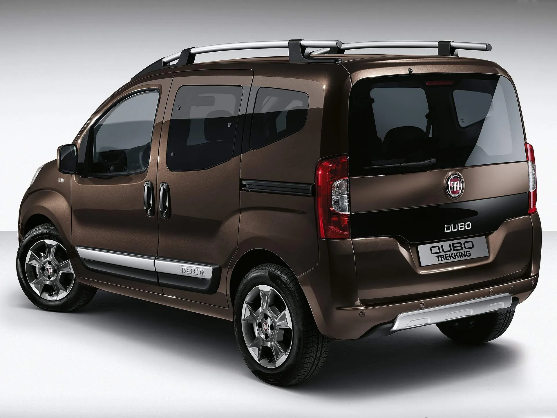Fiat Qubo (2017) – zadní tříčtvrteční pohled
