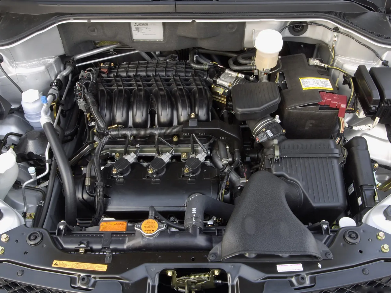 Mitsubishi Endeavor LTD (2006) - Engine Bay