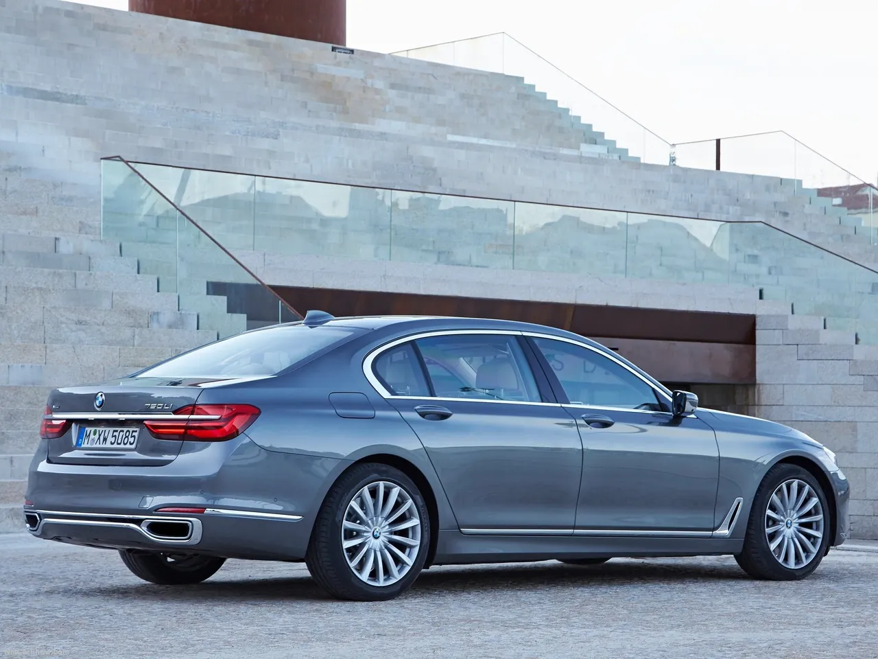 BMW 750Li xDrive (2016) – zadní tříčtvrteční pohled