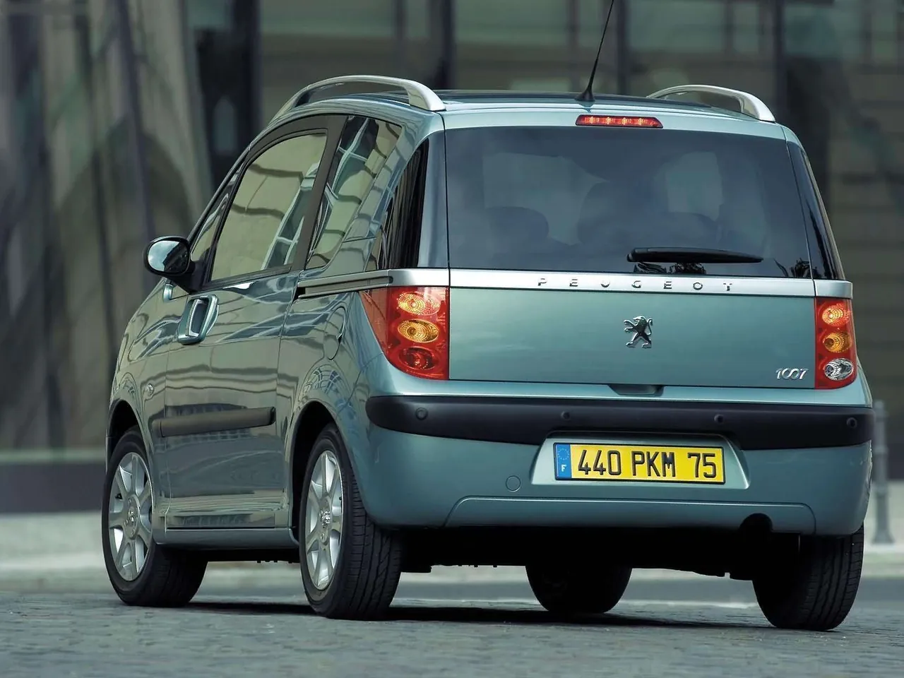 Peugeot 1007 (2005) – zadní tříčtvrteční pohled