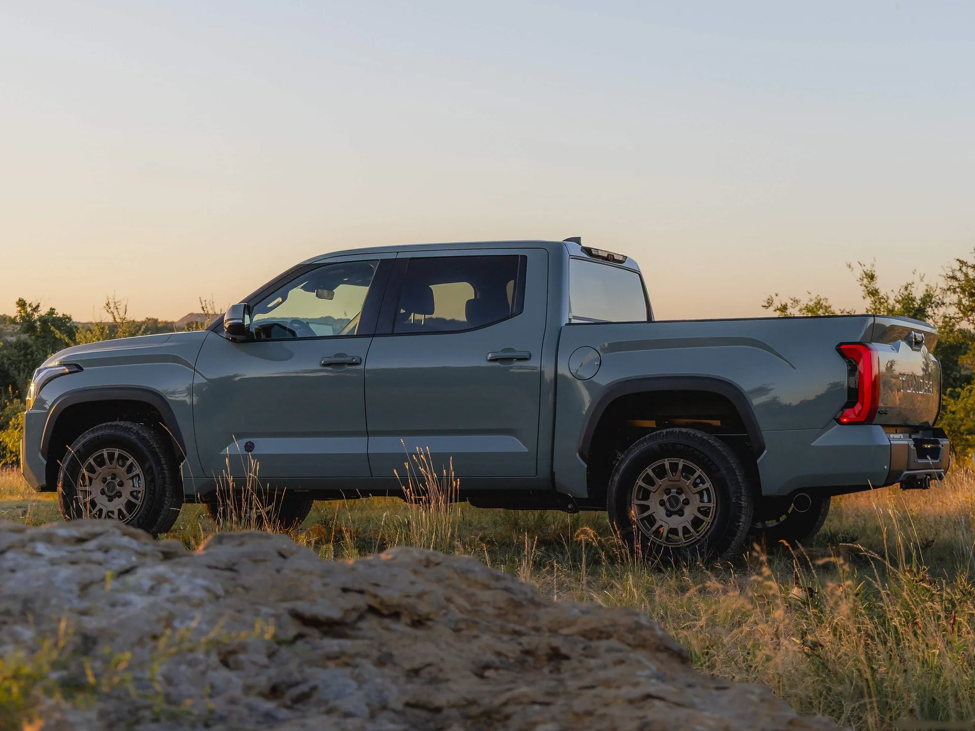 Toyota Tundra Trailhunter (2027) – zadní tříčtvrteční pohled
