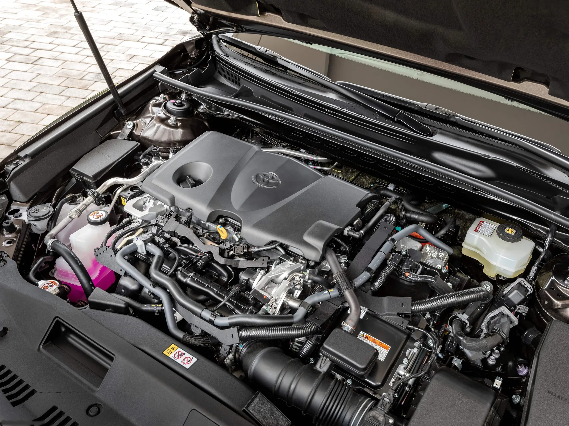 Toyota Camry Hybrid [EU] (2019) – motorový prostor