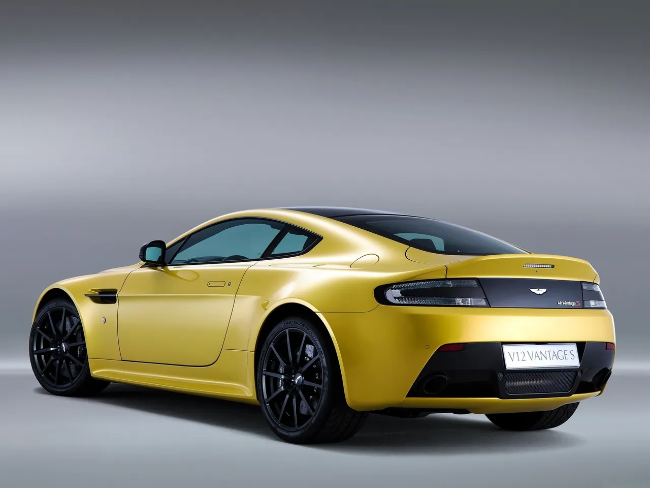 Aston Martin V12 Vantage S (2014) – zadní tříčtvrteční pohled