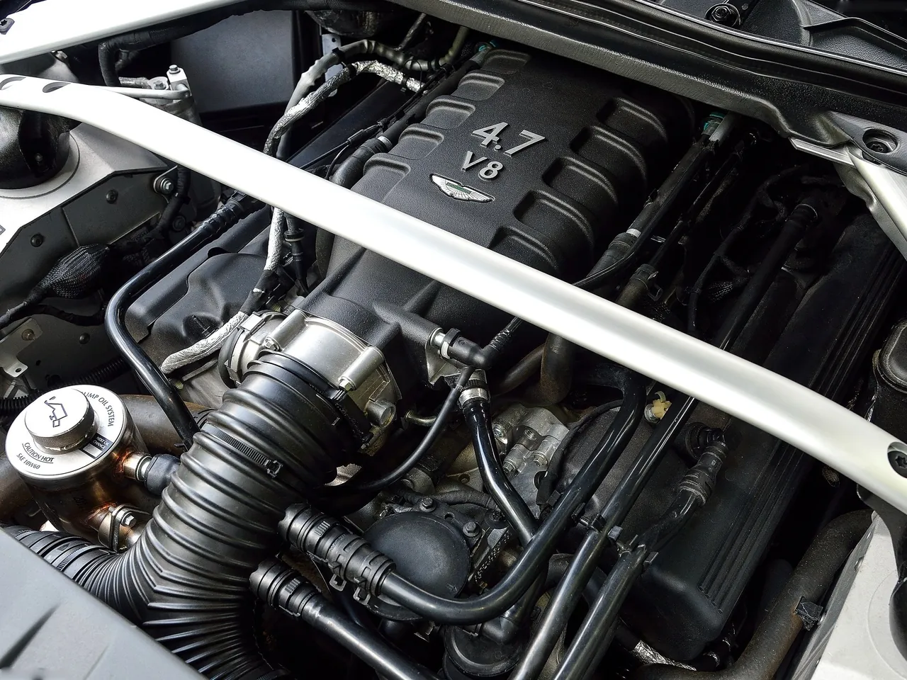 Aston Martin V8 Vantage N430 (2015) – motorový prostor
