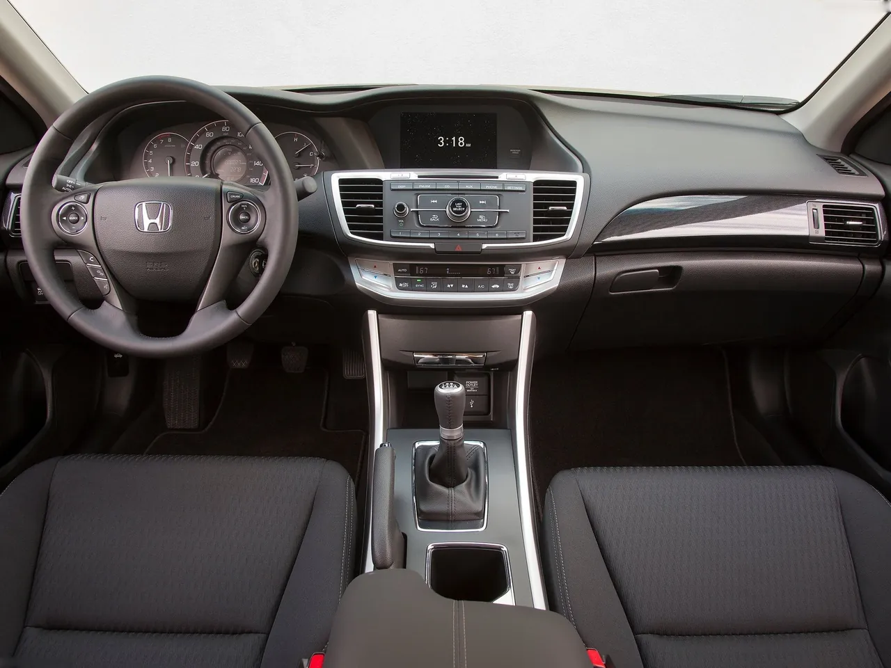 Honda Accord (2013) – interiér