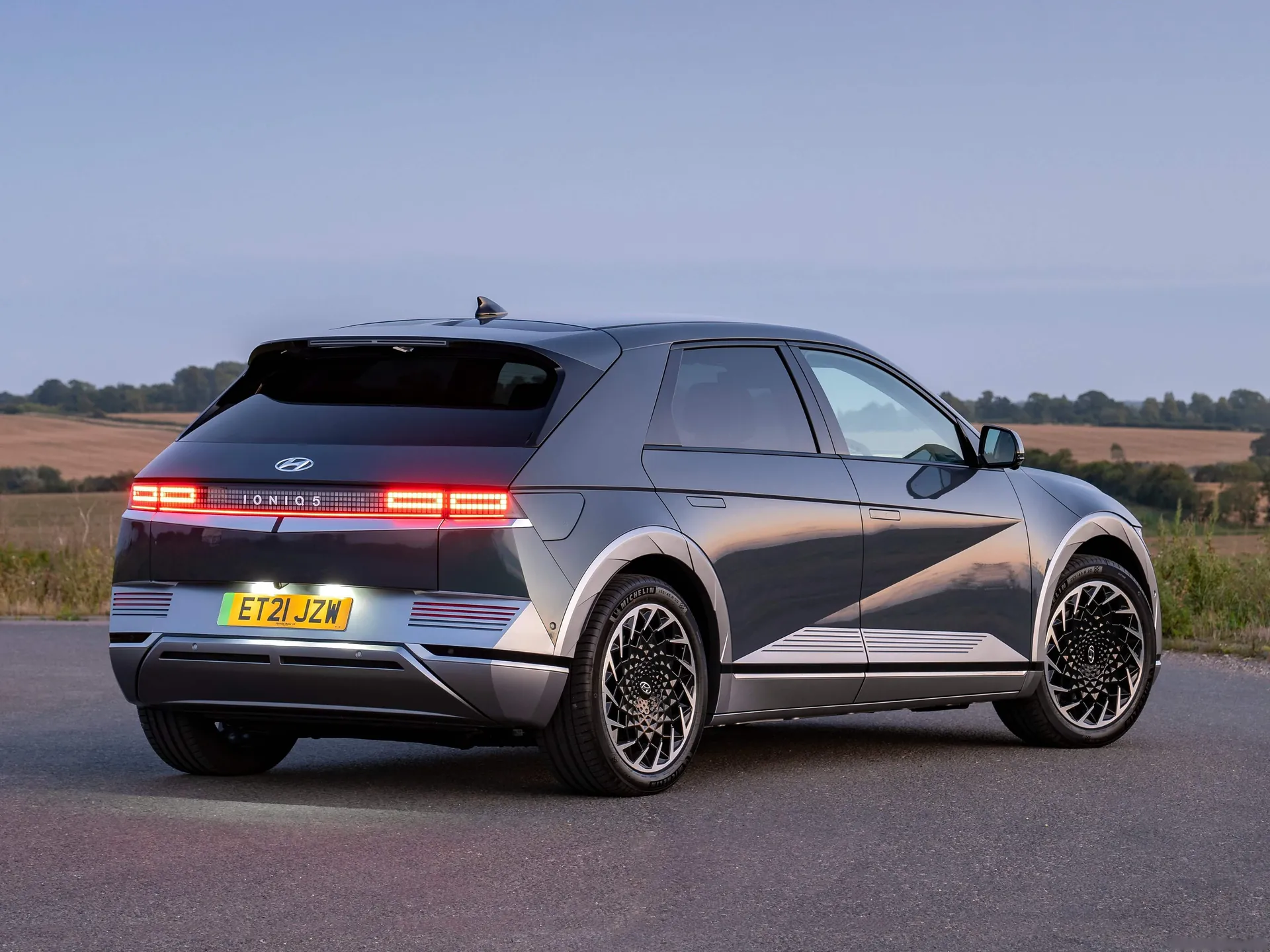 Hyundai Ioniq 5 [UK] (2022) – zadní tříčtvrteční pohled