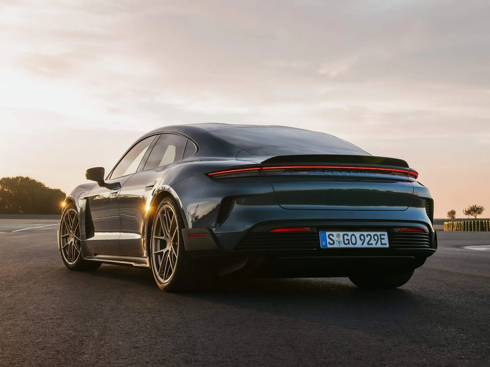 Porsche Taycan Turbo GT (2025) – zadní tříčtvrteční pohled