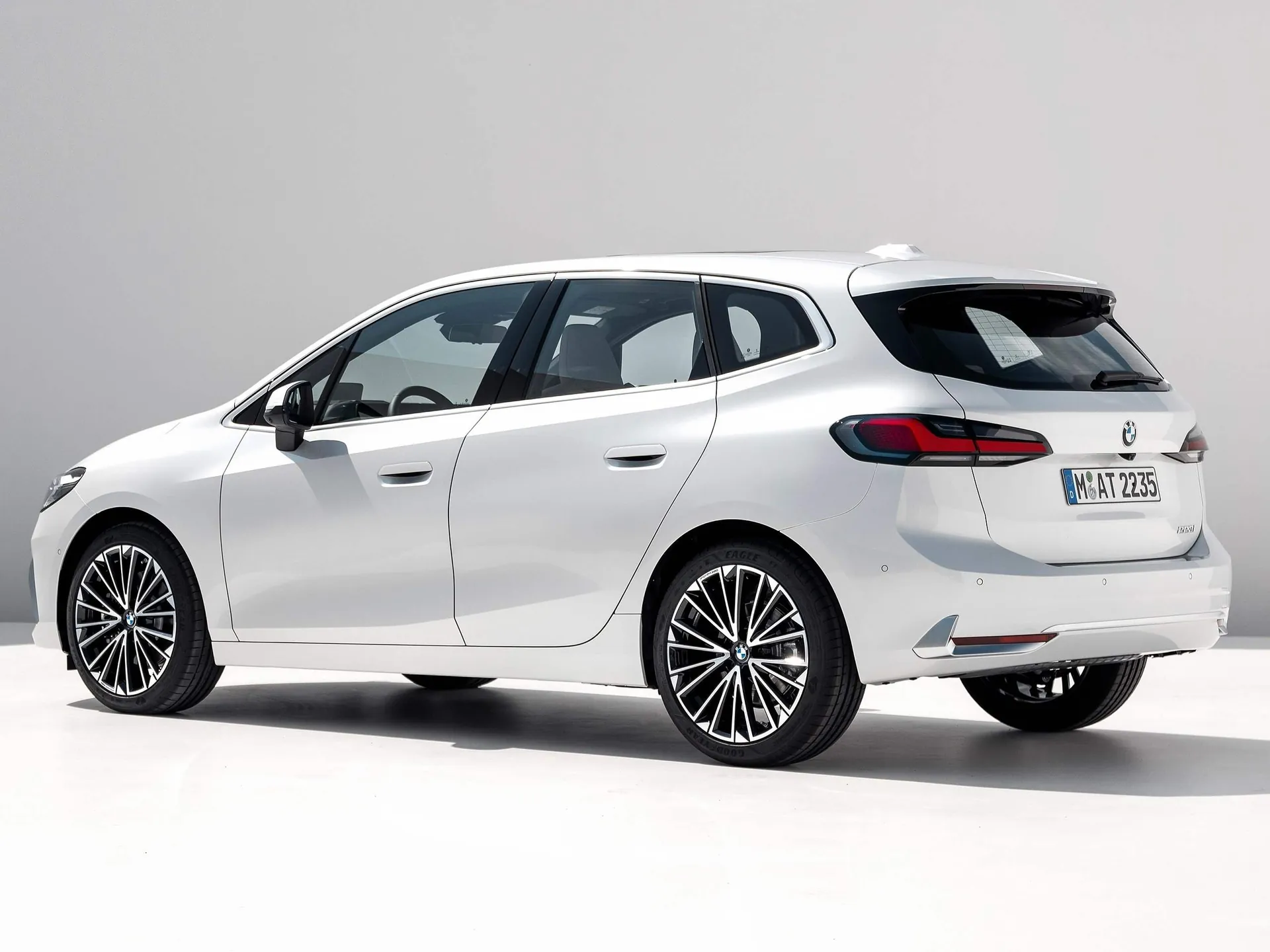 BMW 2-Series Active Tourer (2022) – zadní tříčtvrteční pohled