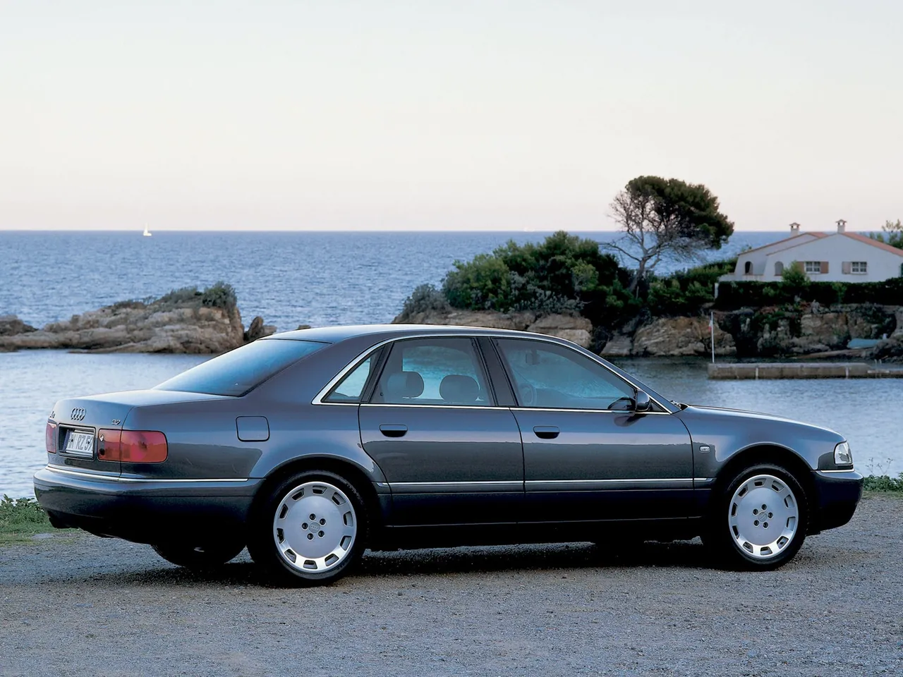 Audi A8 (1998) – zadní tříčtvrteční pohled