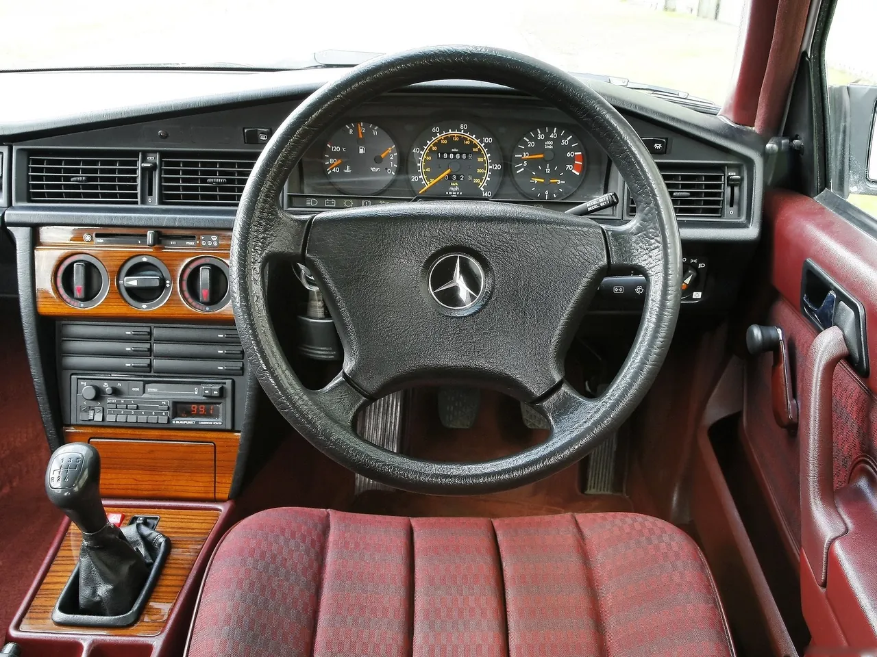 Mercedes-Benz 190E (1984) - Interior