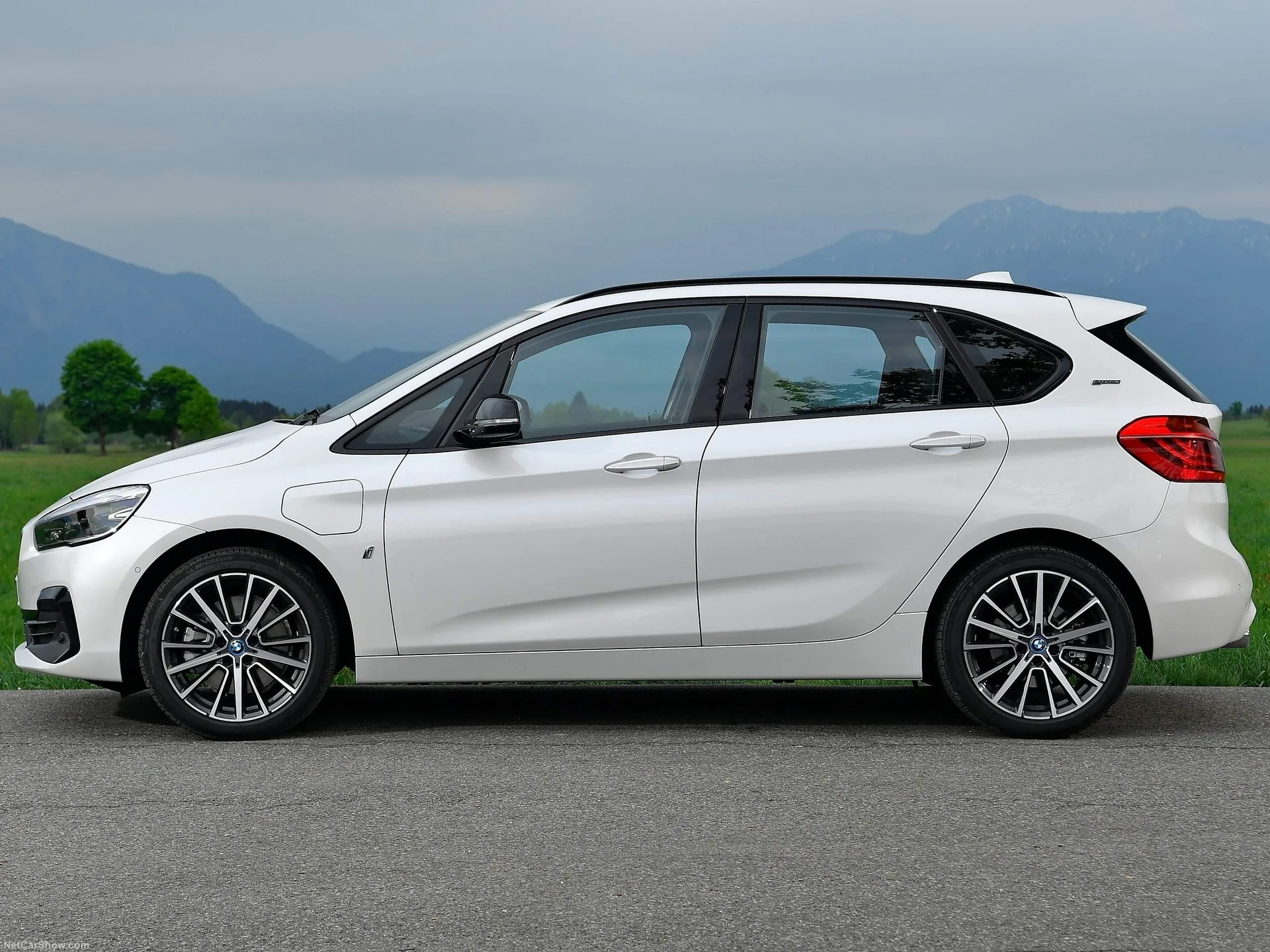 BMW 225xe iPerformance (2019) – boční profil