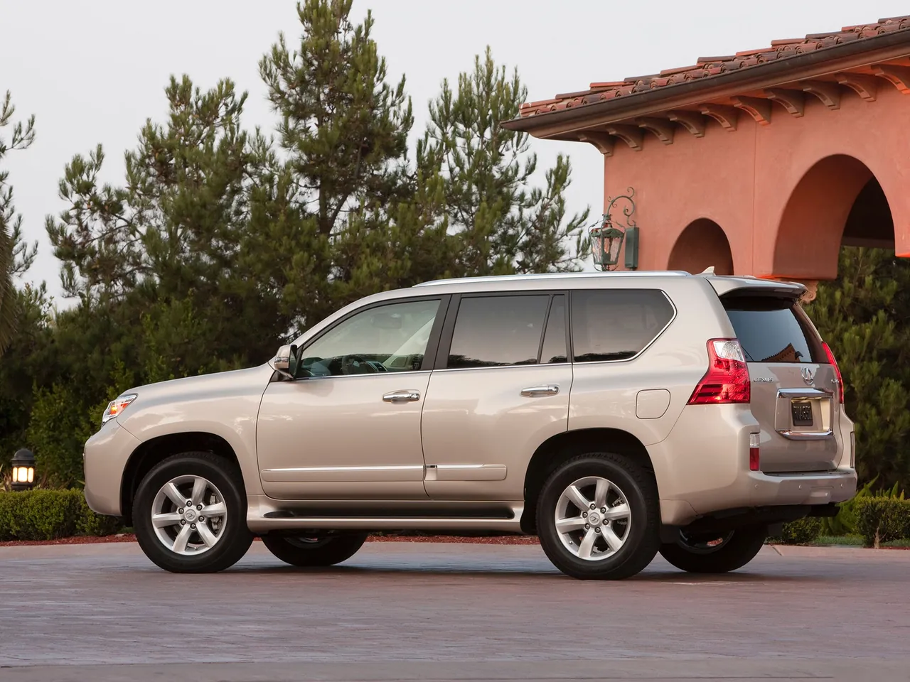 Lexus GX 460 (2010) - Rear Three-Quarter