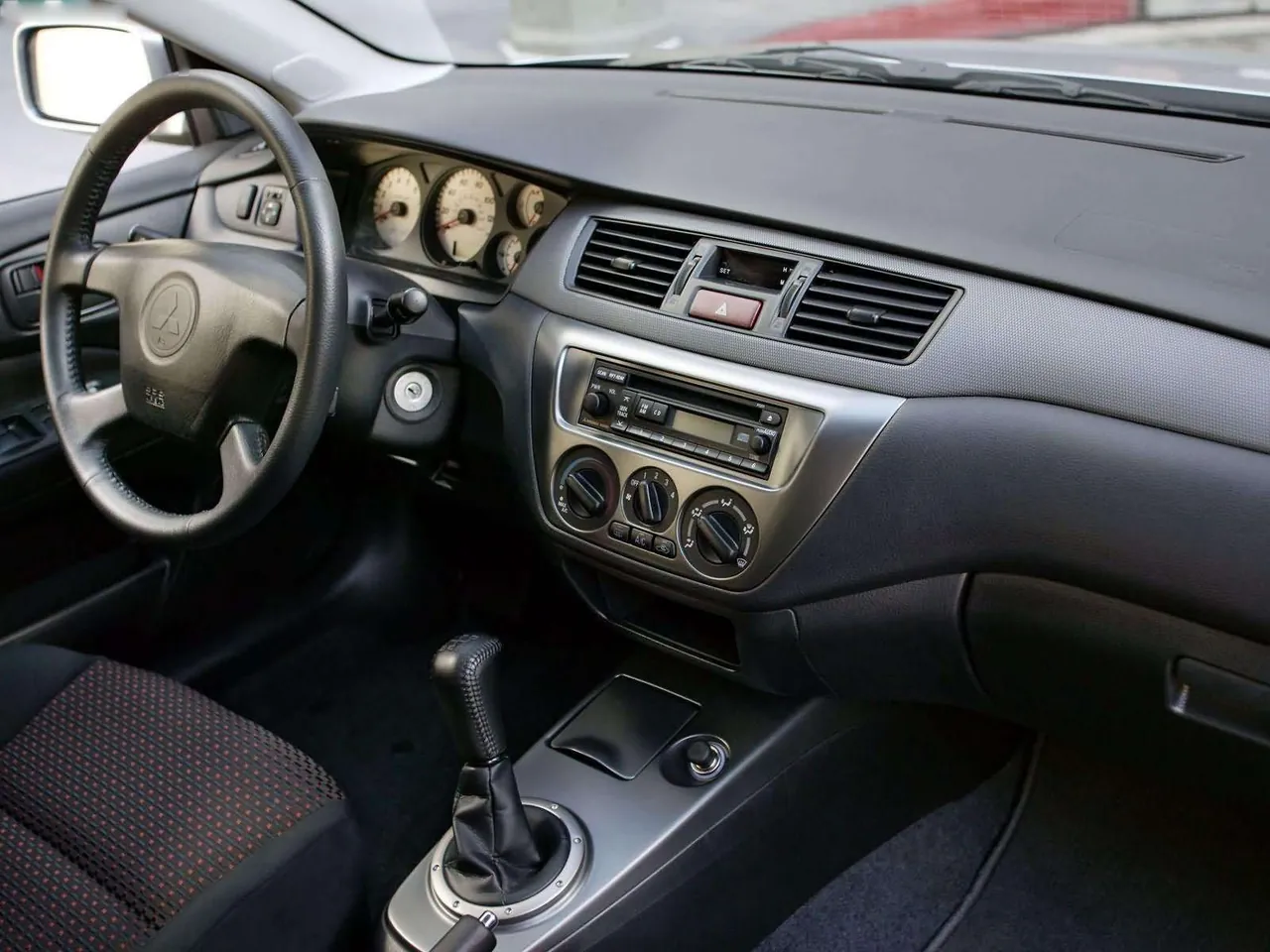 Mitsubishi Lancer Ralliart (2004) – interiér