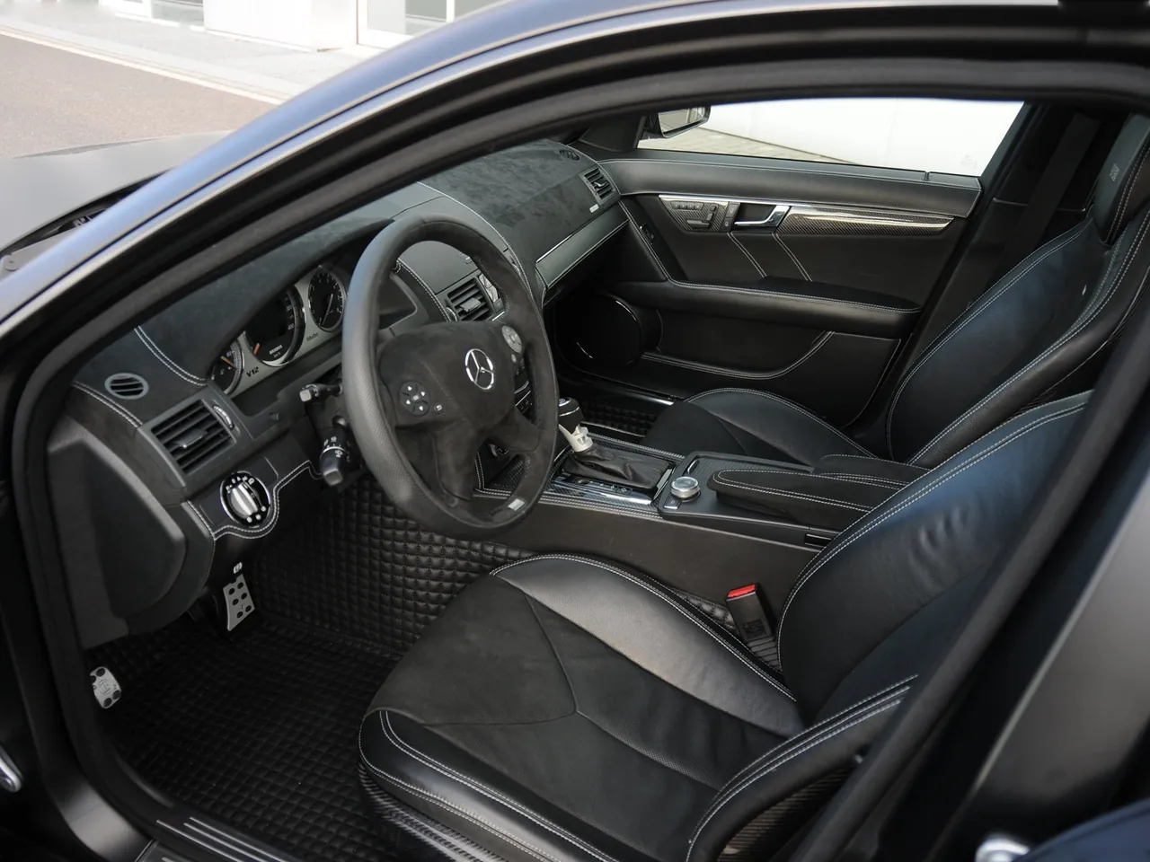 Brabus Bullit Black Arrow (2008) – interiér