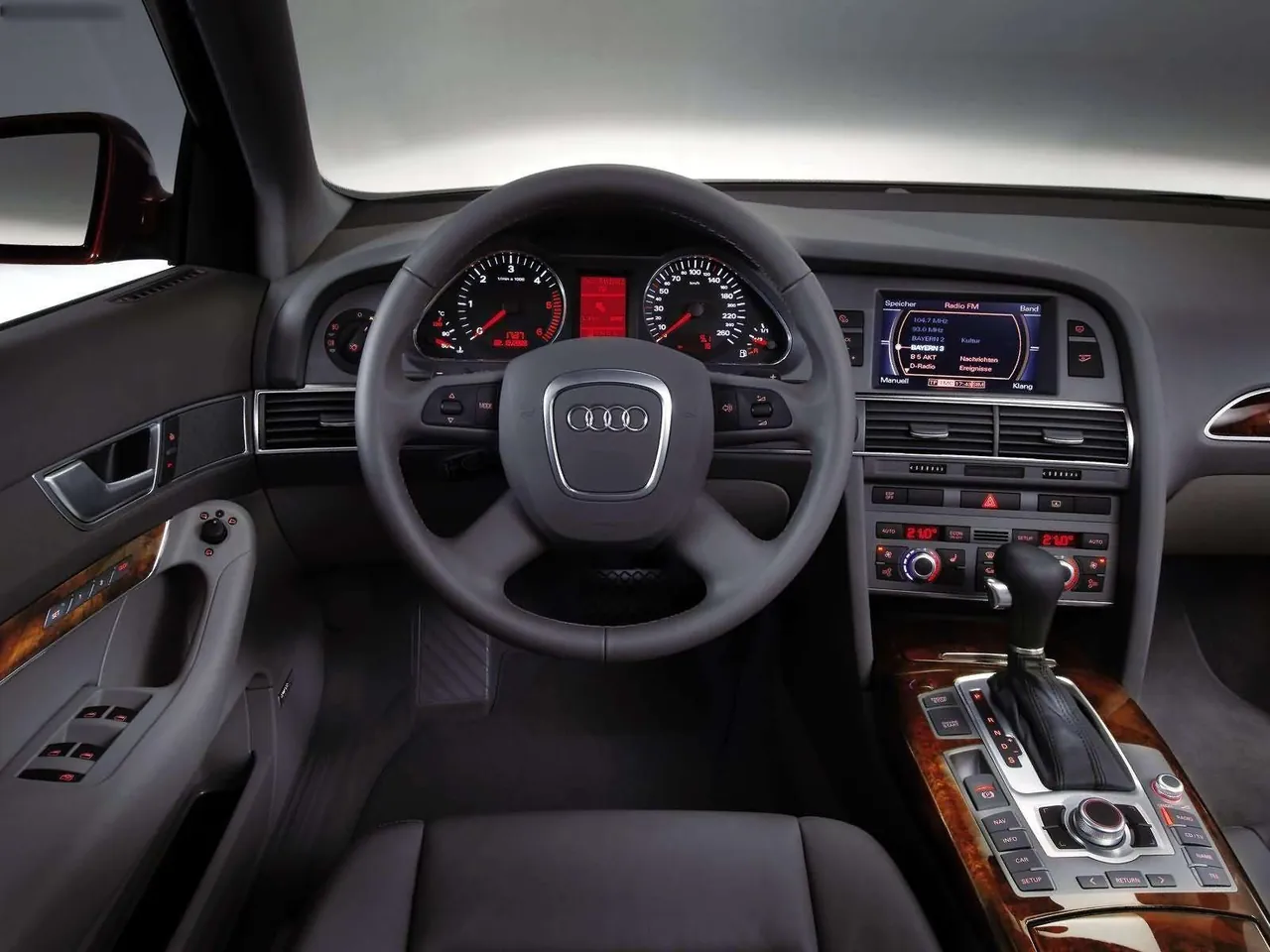 Audi A6 3.2 (2005) – interiér