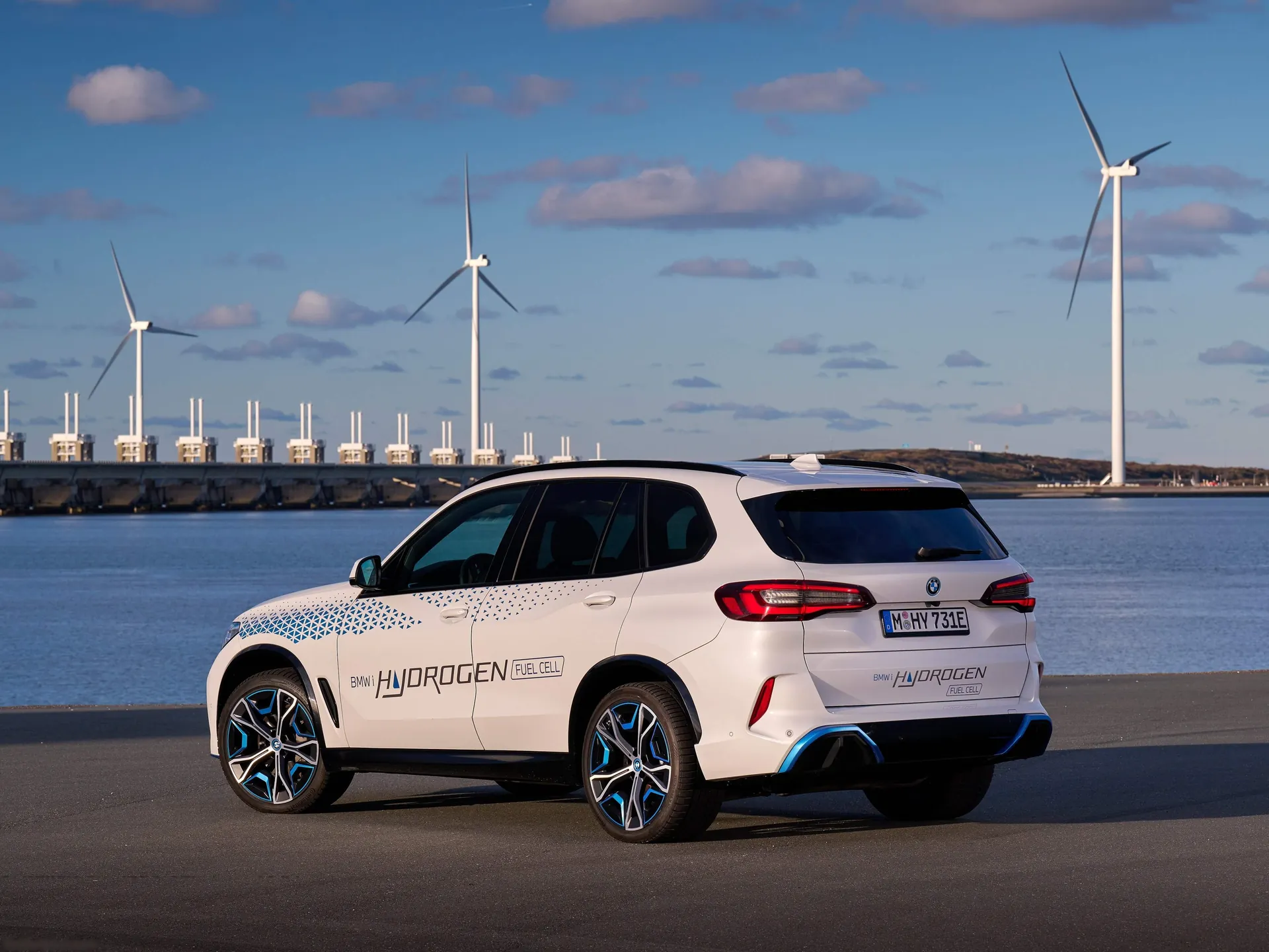 BMW iX5 Hydrogen Concept (2023) – zadní tříčtvrteční pohled