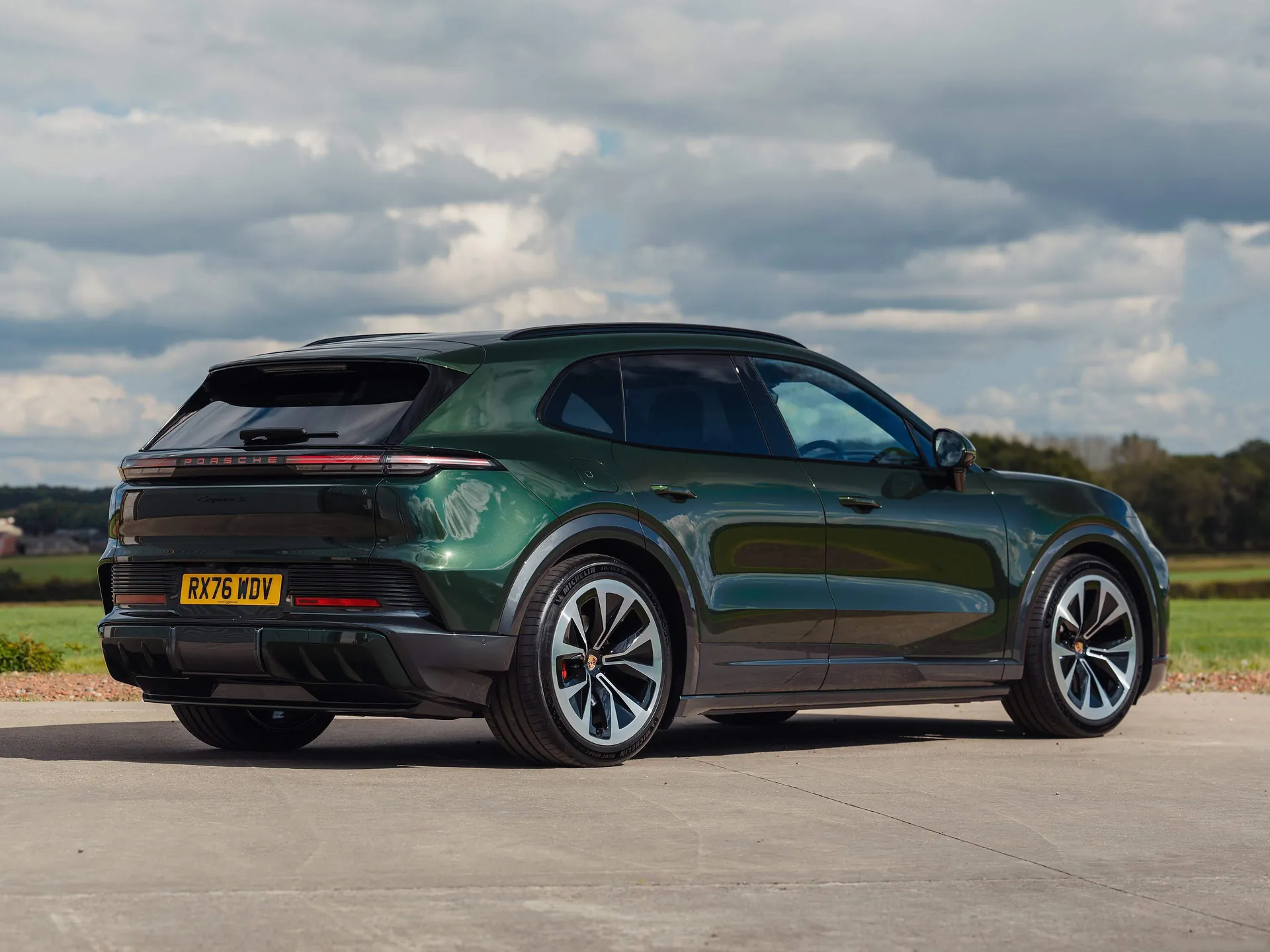 Porsche Cayenne S Electric [UK] (2027) – zadní tříčtvrteční pohled