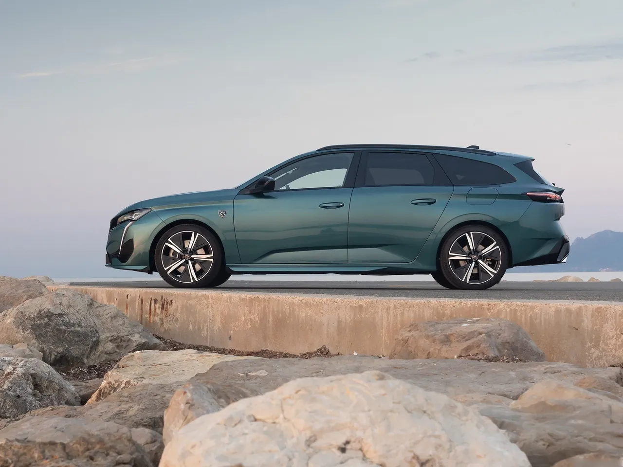 Peugeot 308 SW (2022) – boční profil