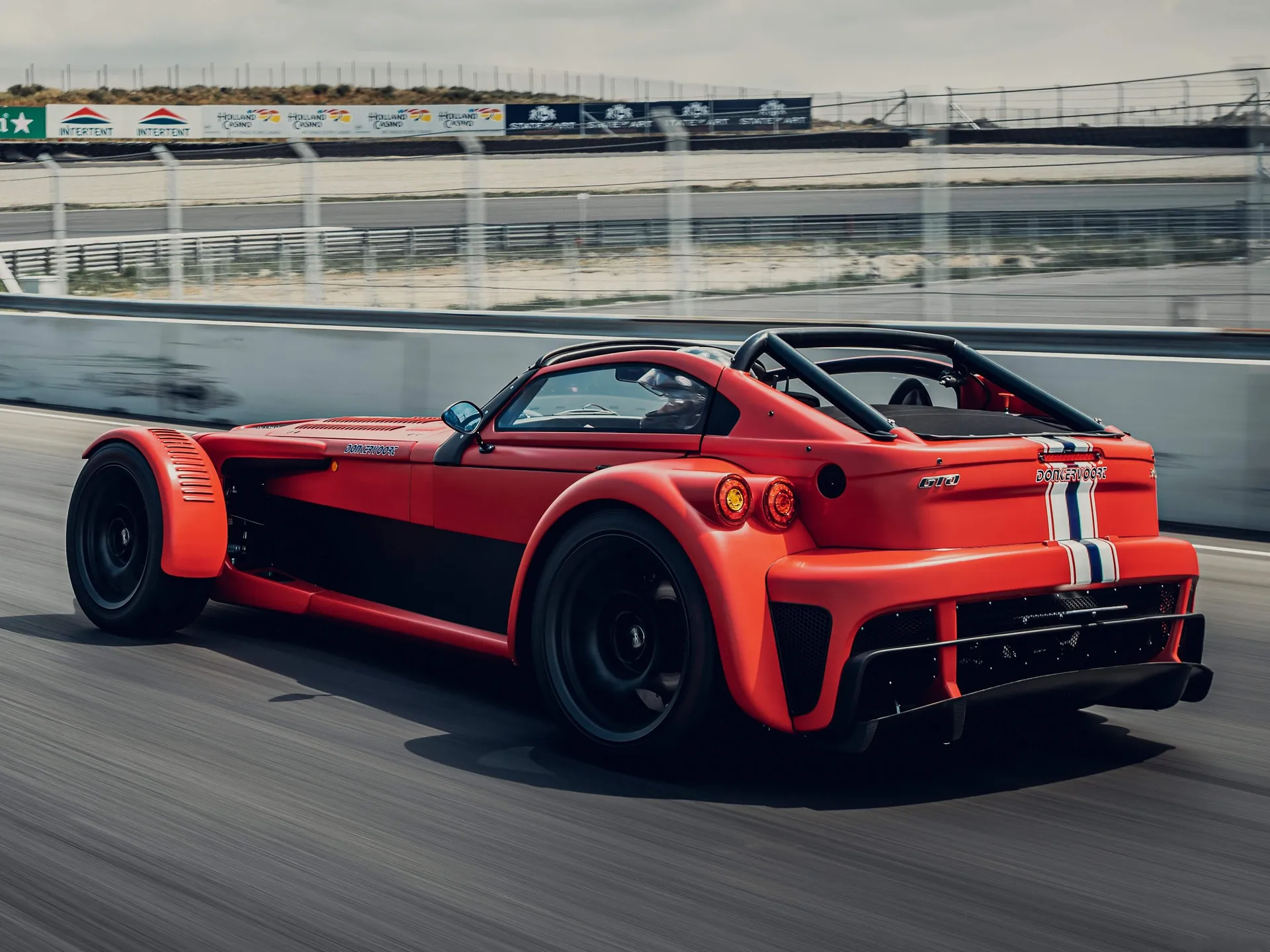 Donkervoort D8 GTO-JD70 R (2021) – zadní tříčtvrteční pohled
