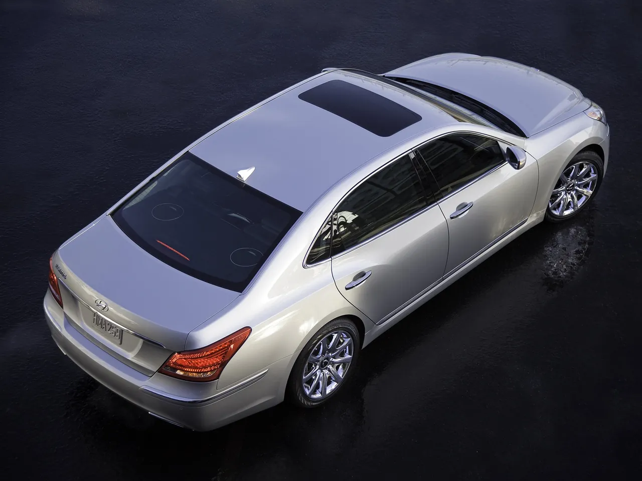 Hyundai Equus (2011) – zadní tříčtvrteční pohled