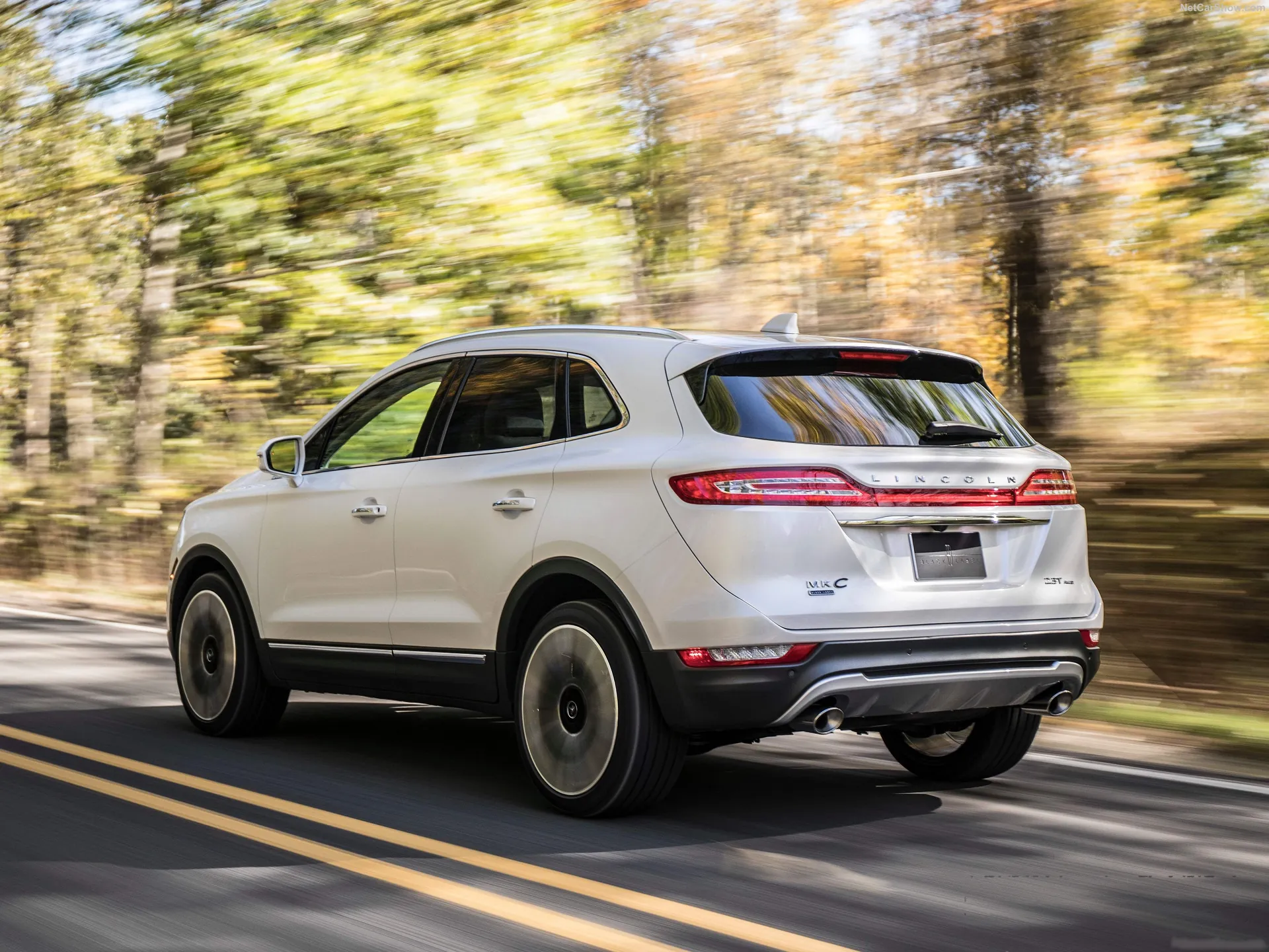 Lincoln MKC (2019) – zadní tříčtvrteční pohled