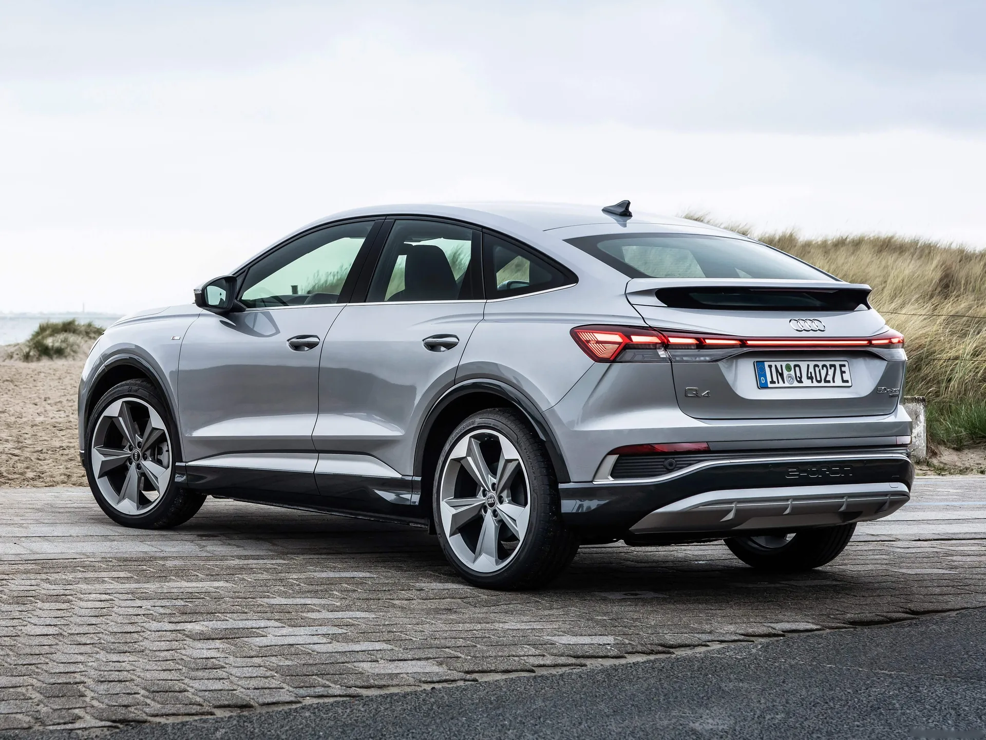 Audi Q4 Sportback e-tron (2022) – zadní tříčtvrteční pohled