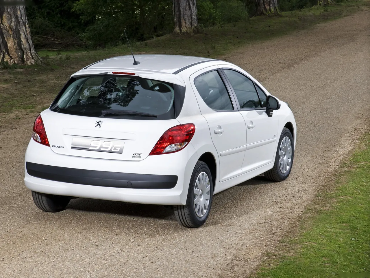 Peugeot 207 (2010) – zadní tříčtvrteční pohled