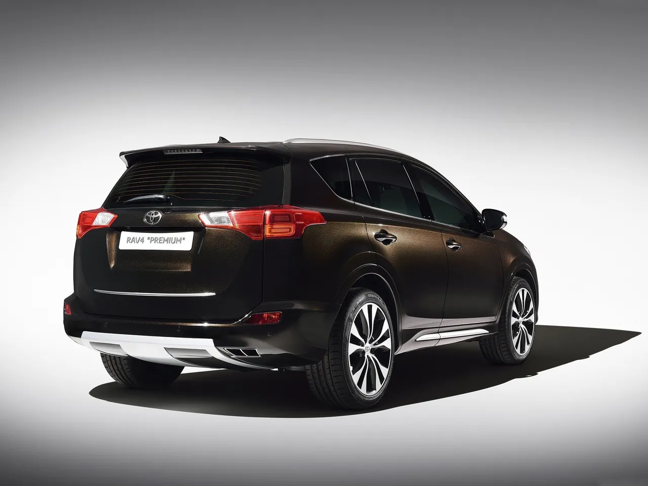 Toyota RAV4 Premium Concept (2013) – zadní tříčtvrteční pohled