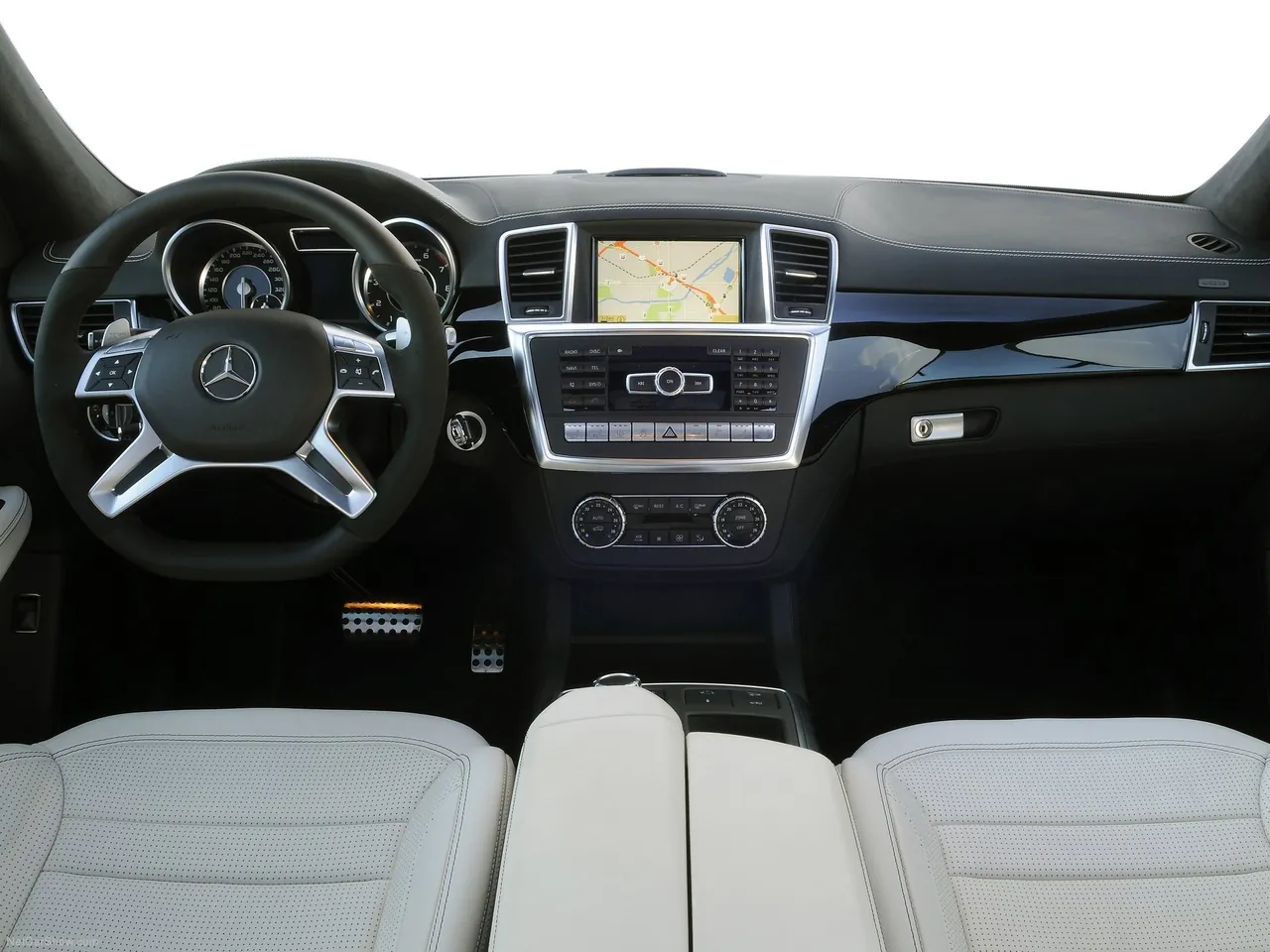 Mercedes-Benz ML63 AMG (2012) - Interior